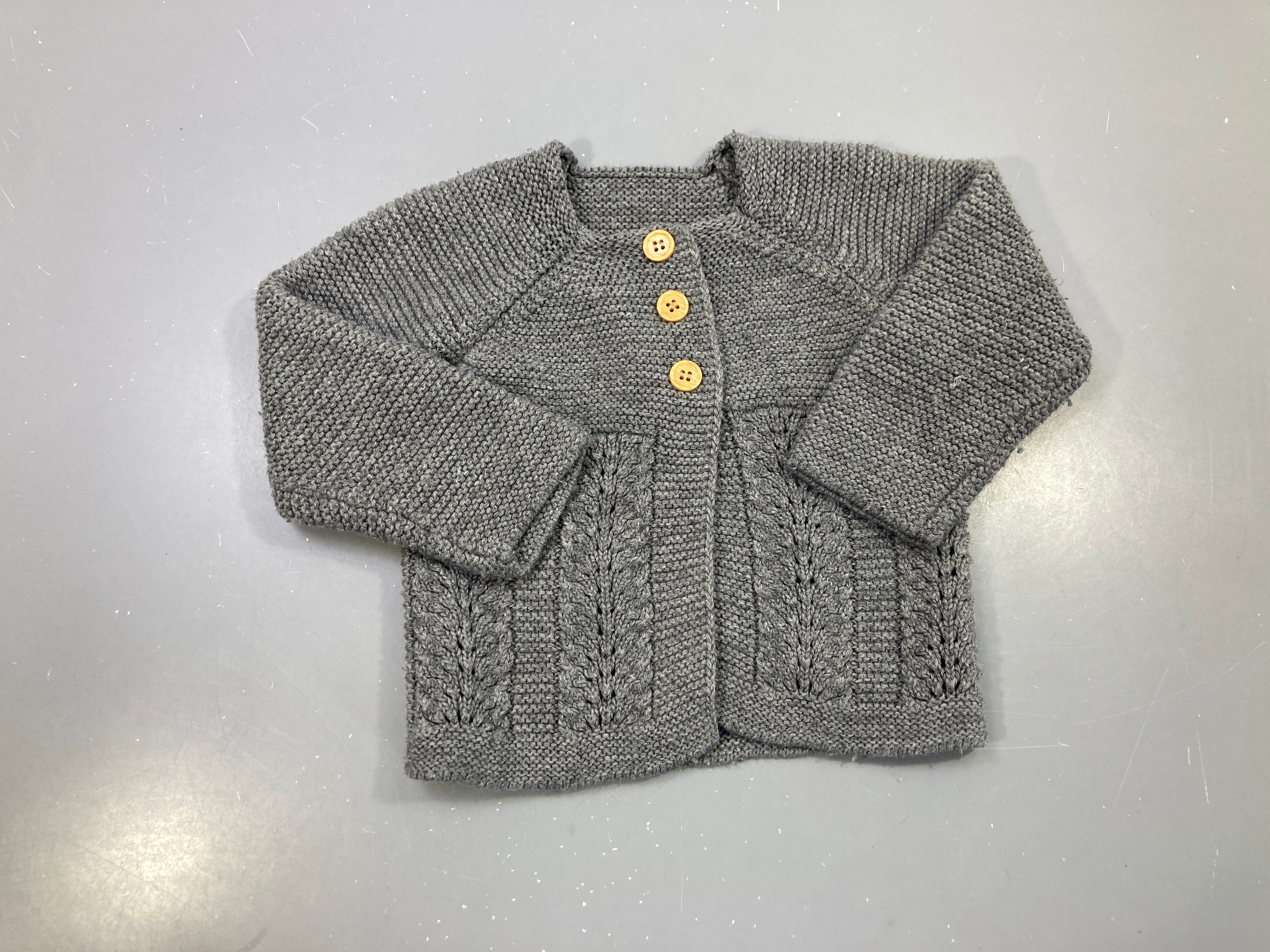 Gilet tricot gris à motifs feuilles