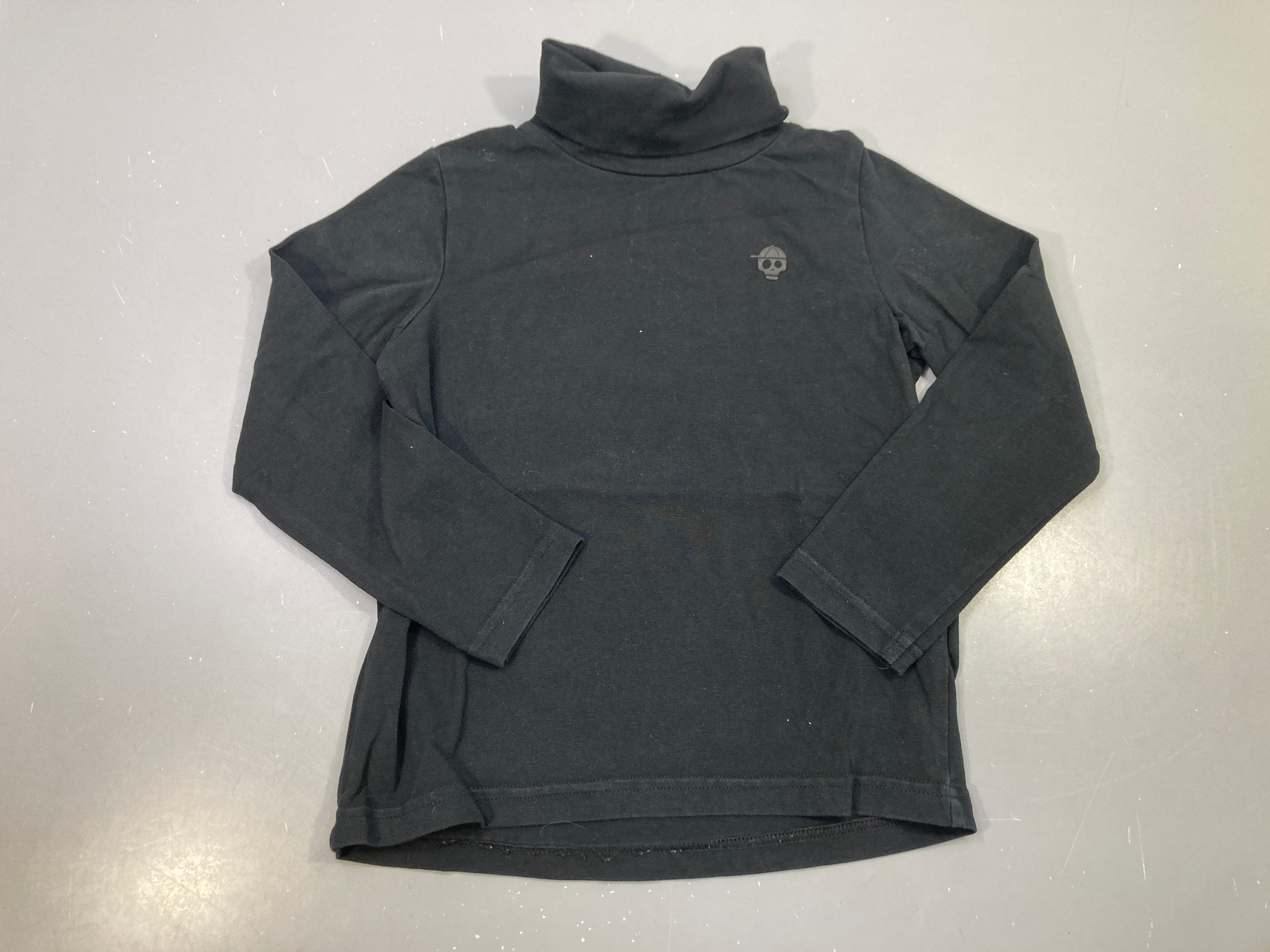 T-shirt m.l col roulé noir, logo tête de mort