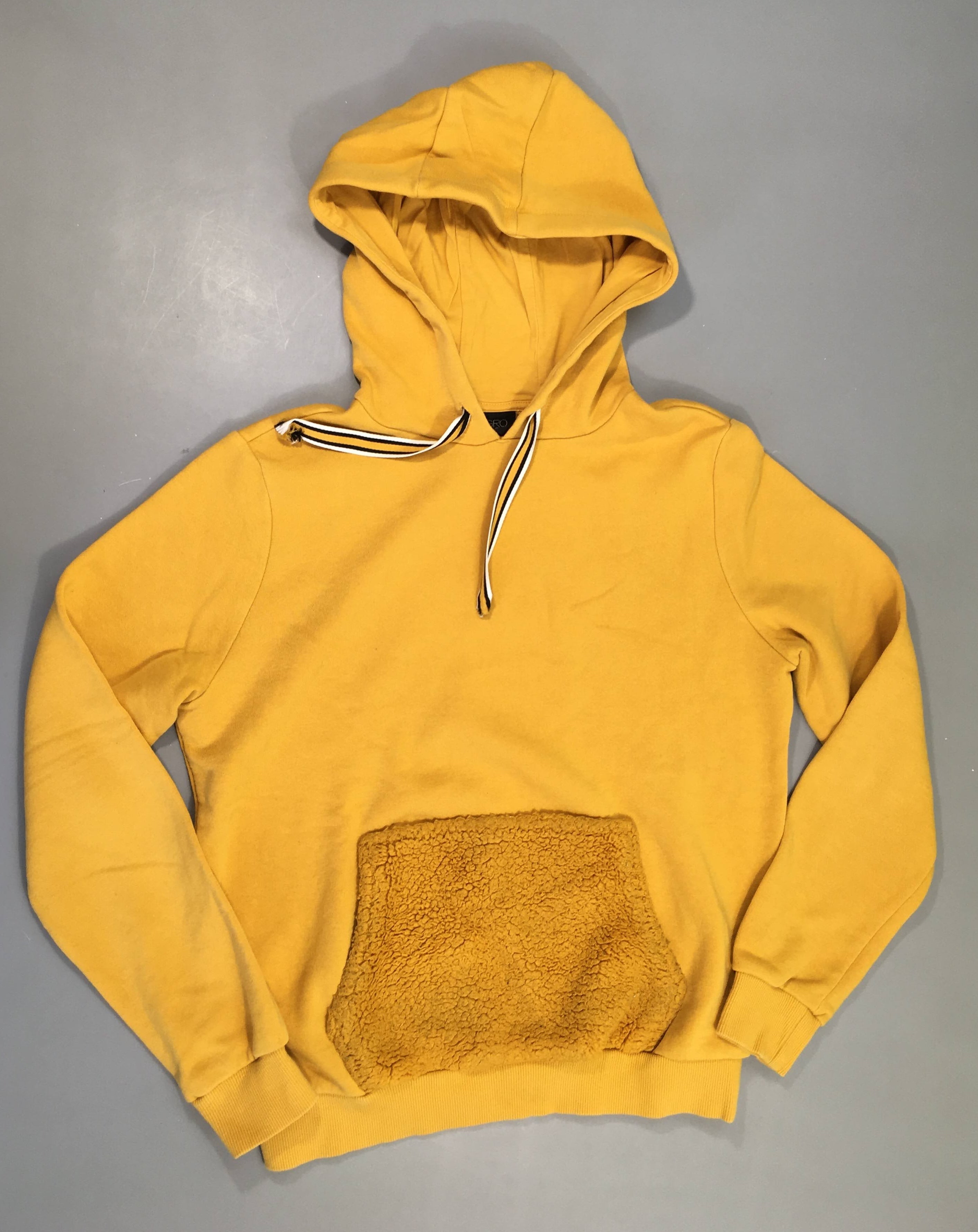 Sweat jaune moutarde à capuche poche peluche souillée, à relaver