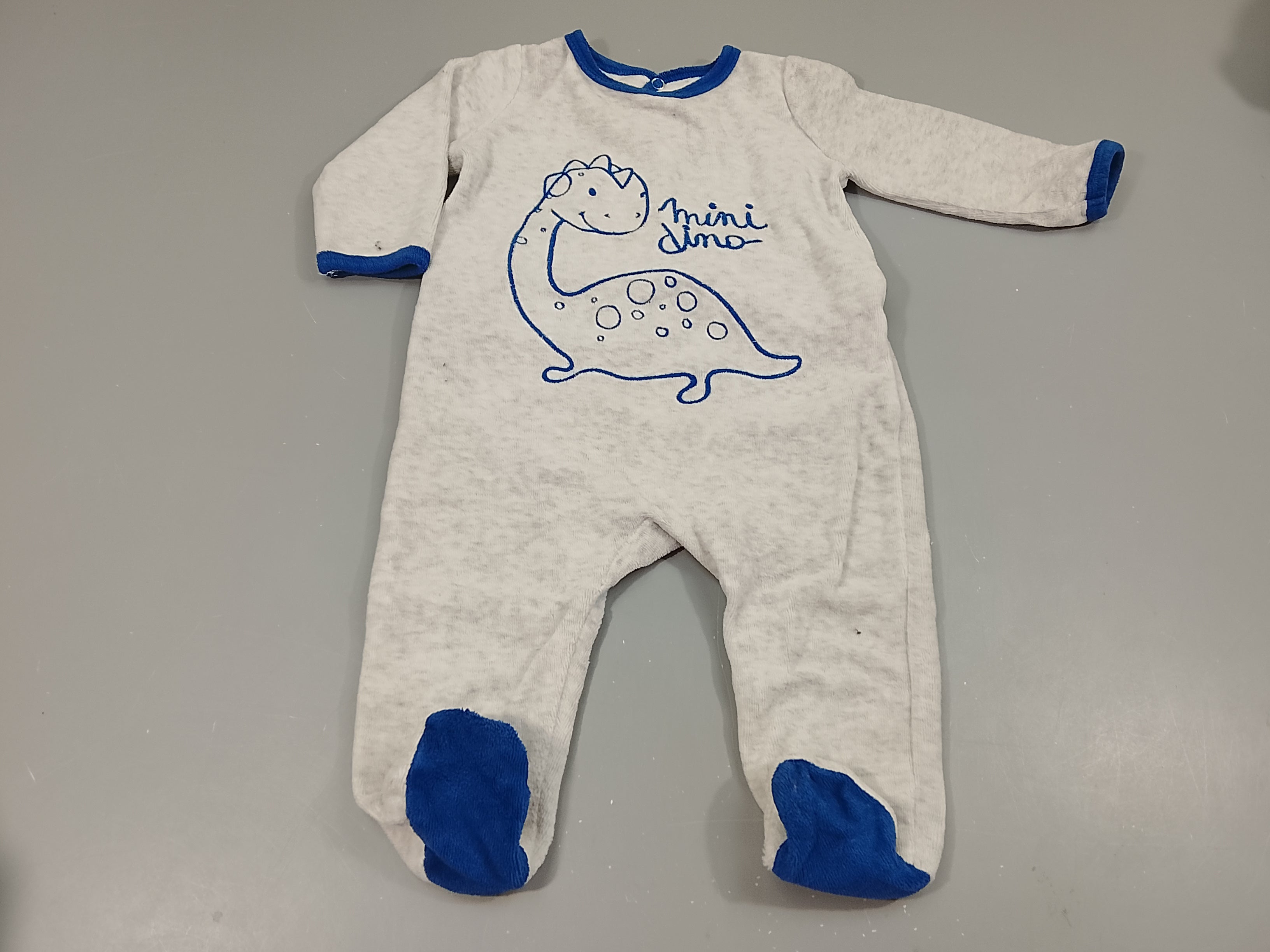 Pyjama velours gris clair flammé et bleu dinosaure 