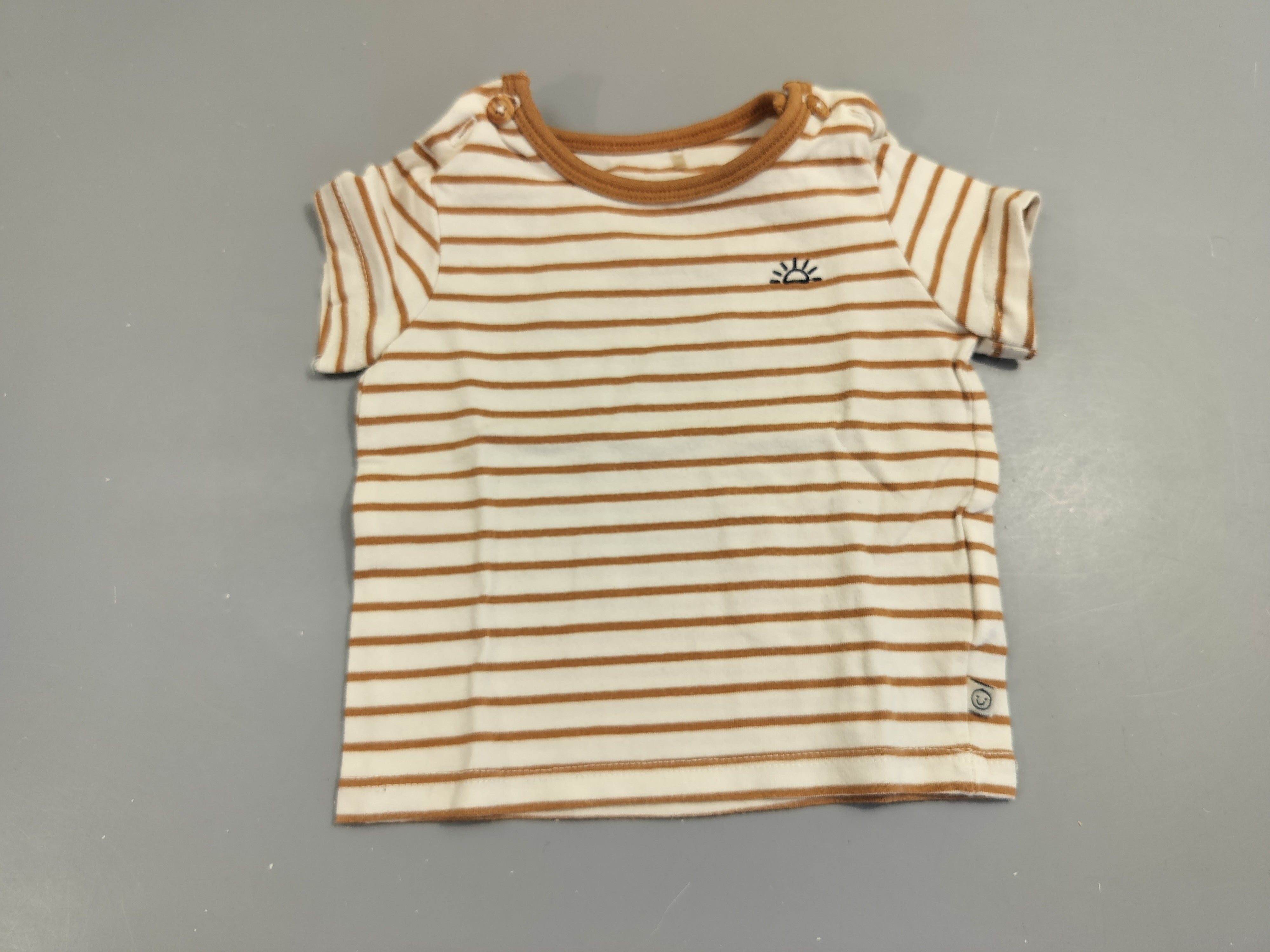 T-shirt m.c écru rayé brun, petit soleil. Légèrement  bouloché.