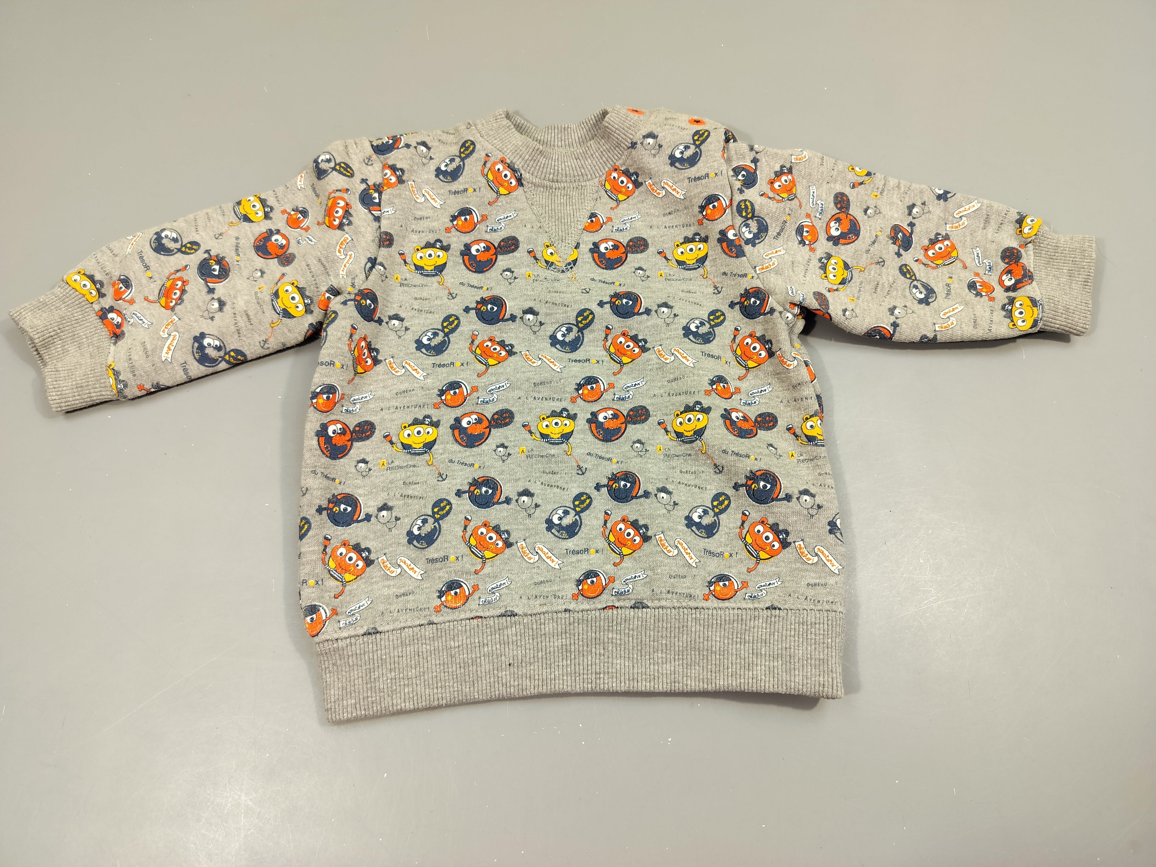 Sweat gris clair chiné, motifs monstres  jaunes, orange, bleus,..., intérieur doux et chaud 70% coton 30%  polyester