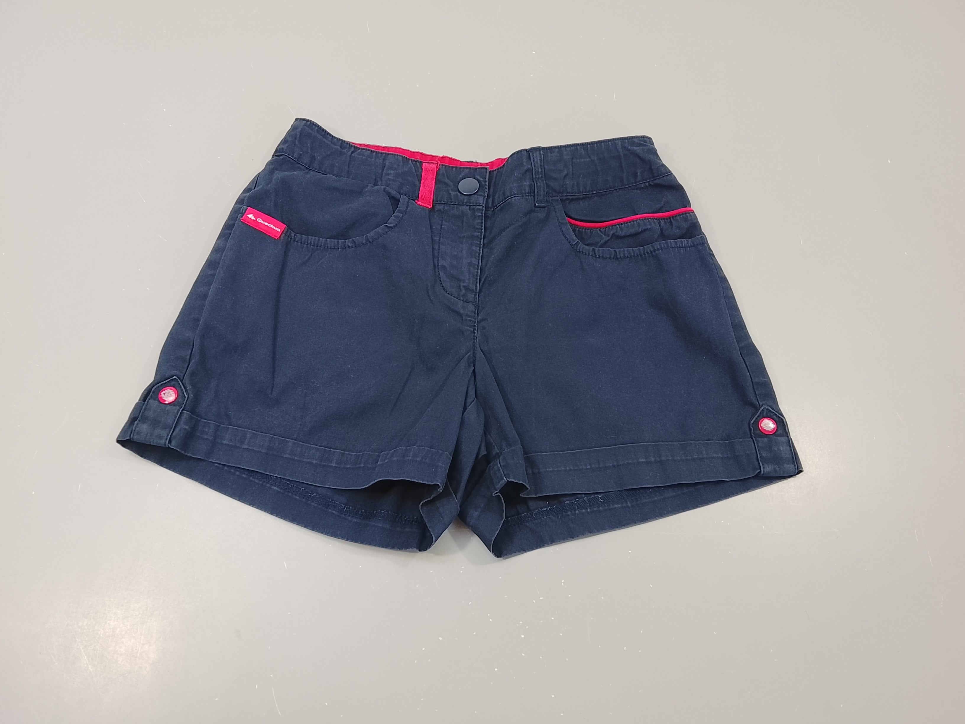 Short de randonnée  à revers bleu marine, rose