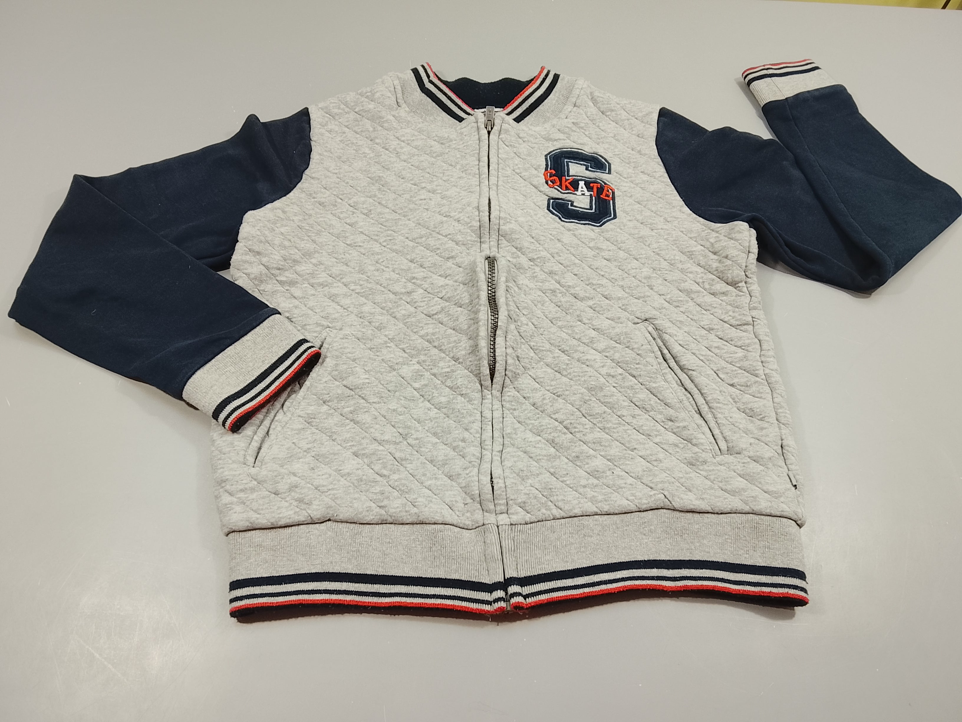 Sweat zippé gris flammé matelassé, manches bleu marine  