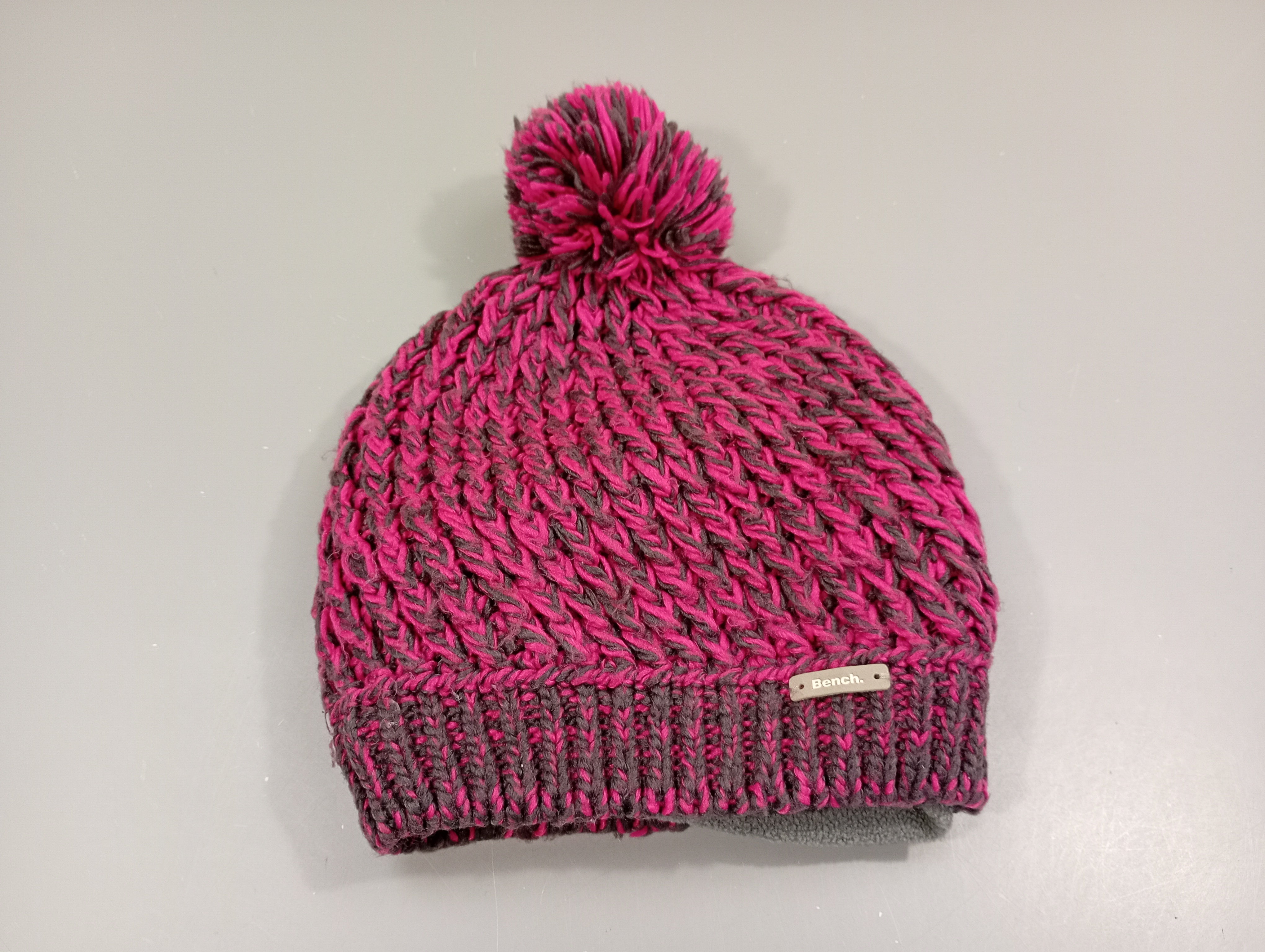 Bonnet tricot rose et mauve  avec pompon, un peu bouloché