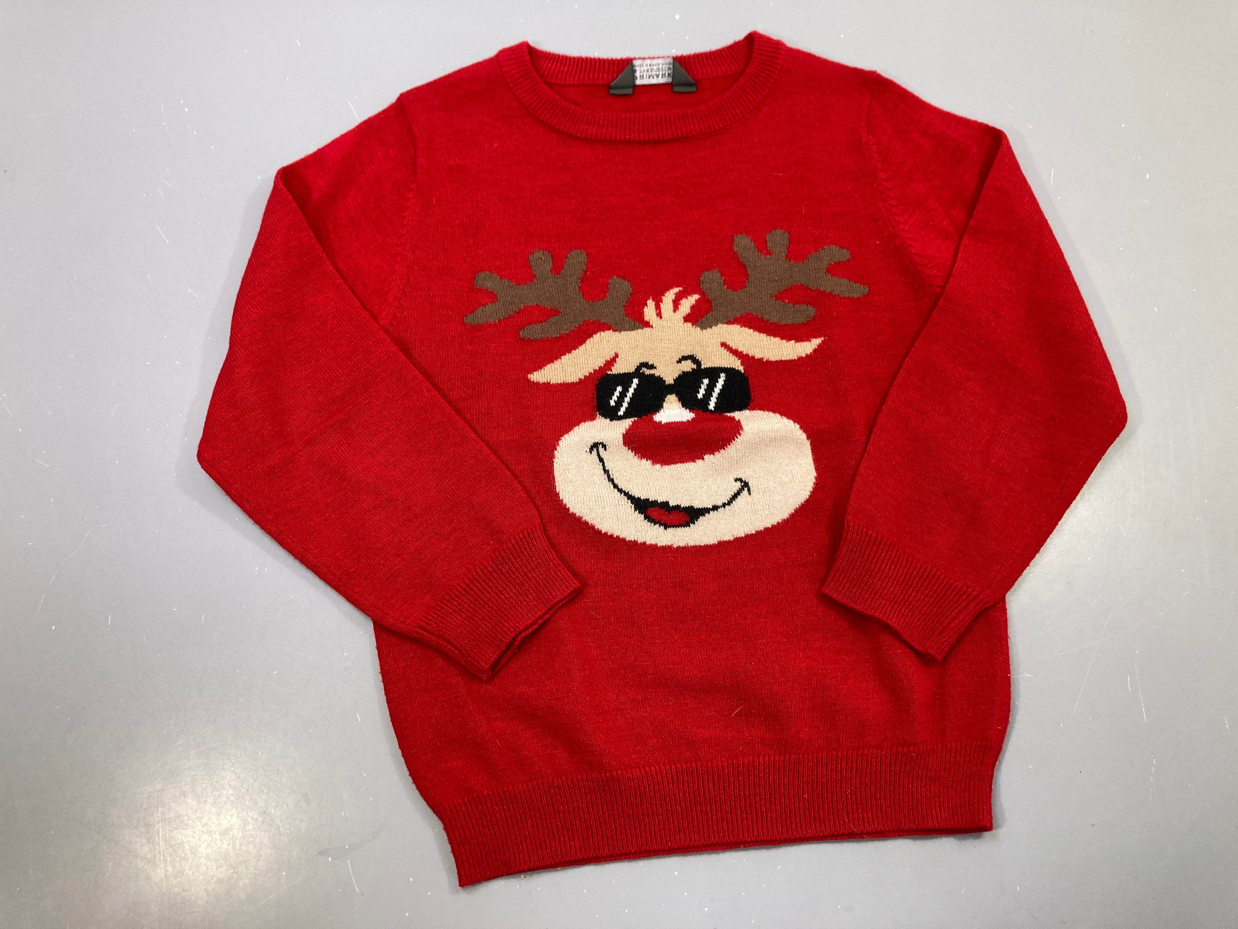 Pull rouge tricot, renne lunettes