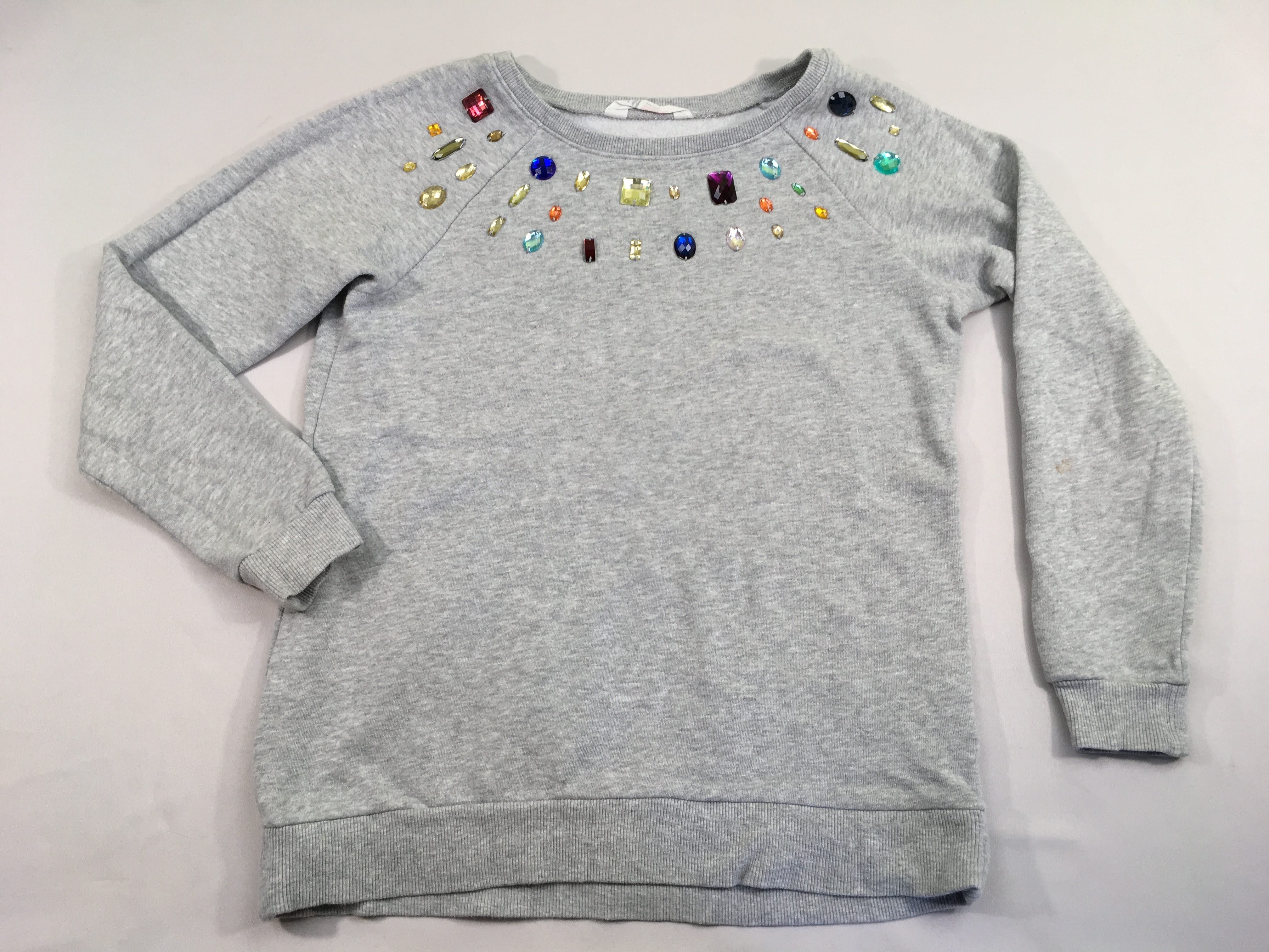 Sweat gris gros Strass colorés-Petite tache manches légèrement bouloché