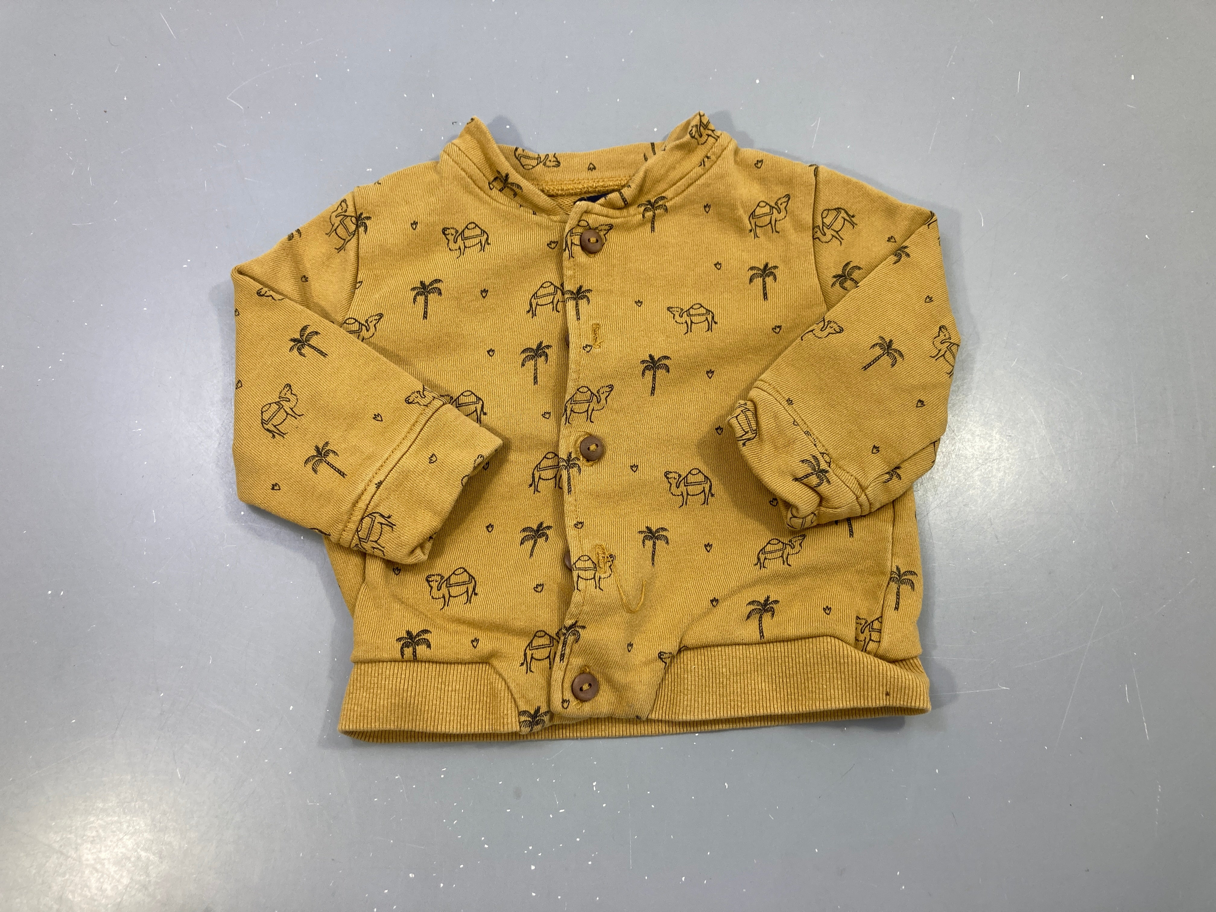 Gilet moutarde imprimé chameaux palmiers