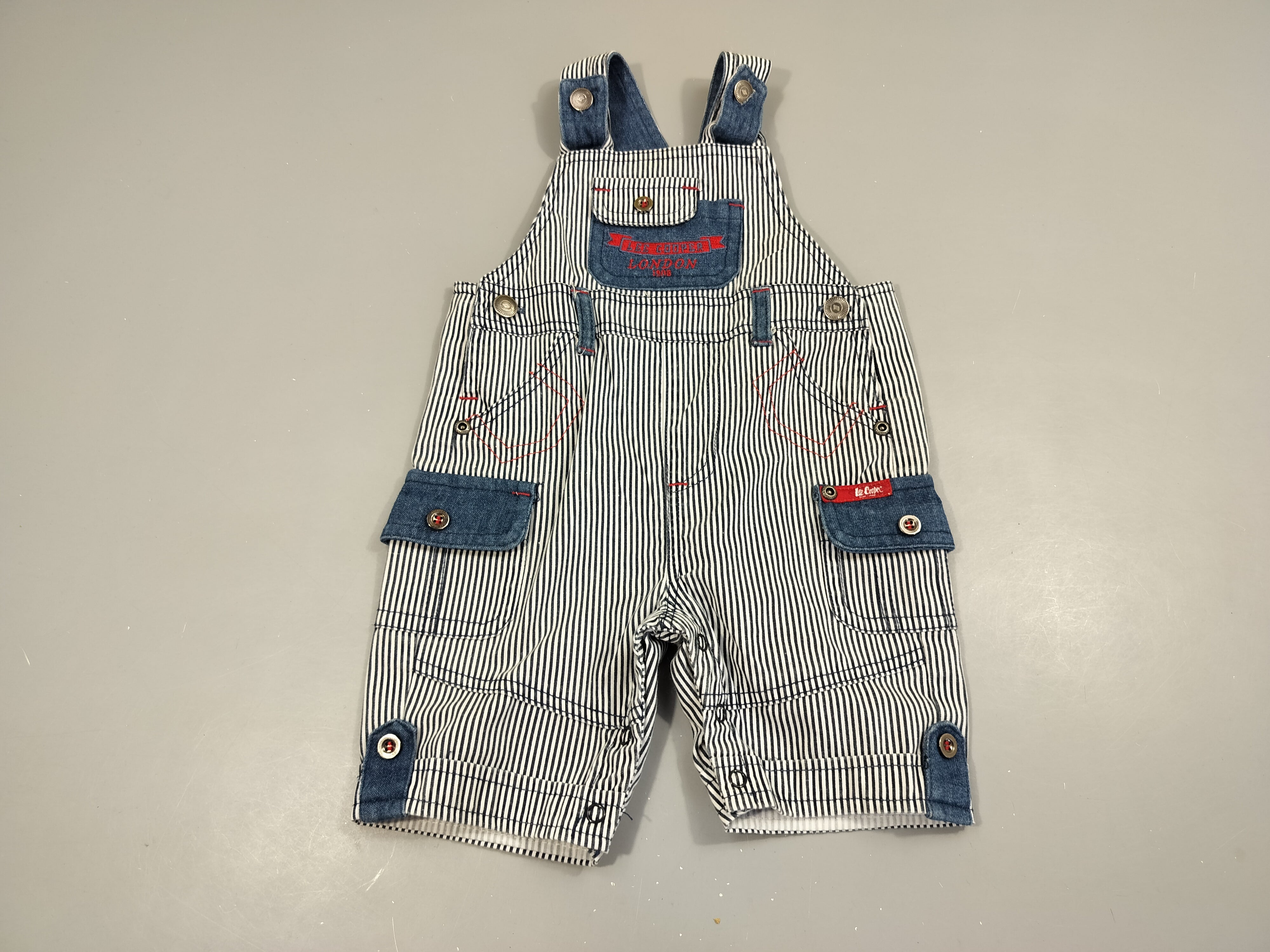 Salopette short blanche , bleu marine , poches en jean 85% coton  15% polyester