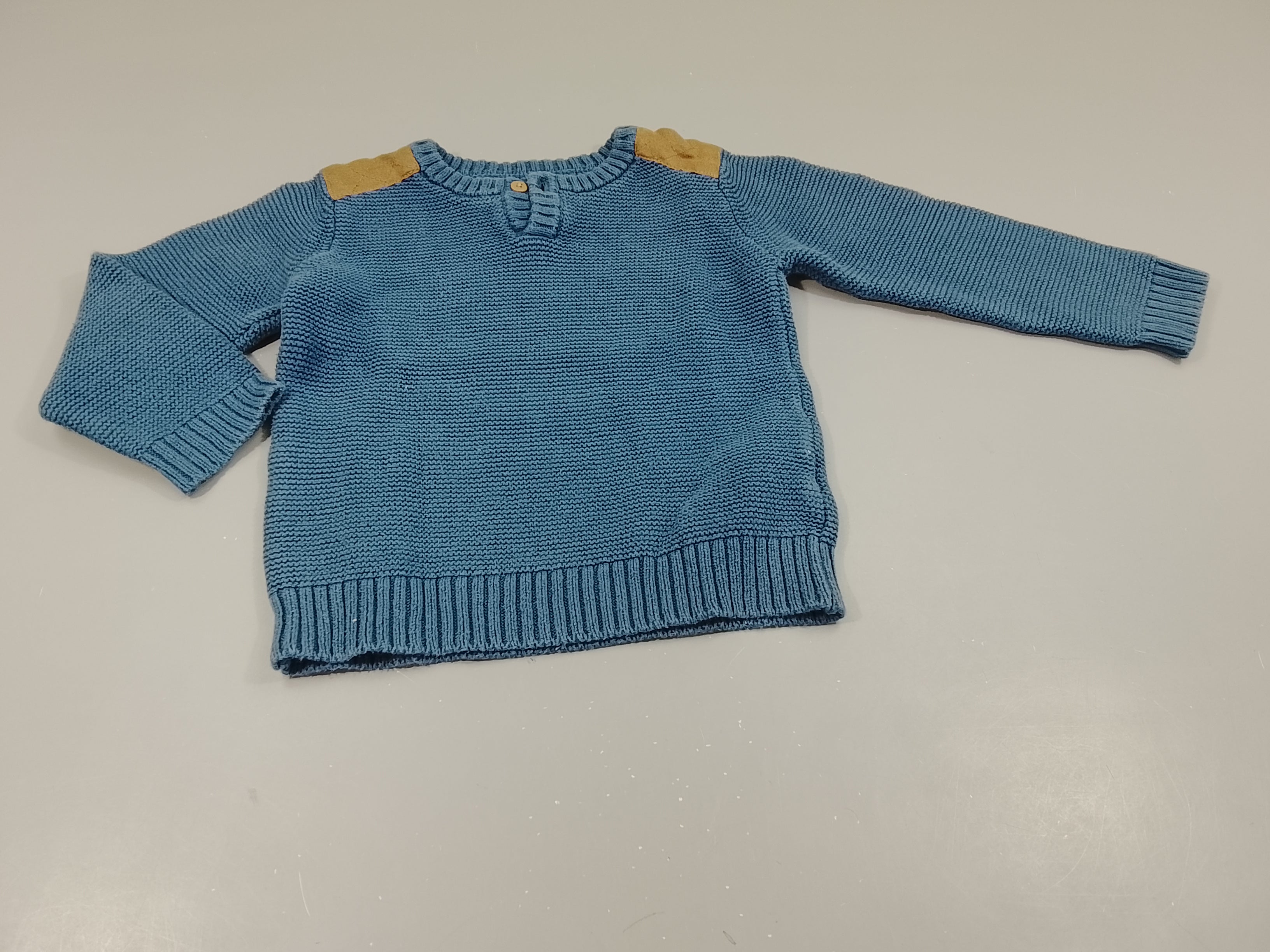 Pull tricot bleu avec empiècements bruns aux épaules