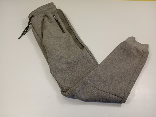 Pantalon molleton gris taille et chevilles élastiques . Un peu bouloché, moins cher chez Petit Kiwi