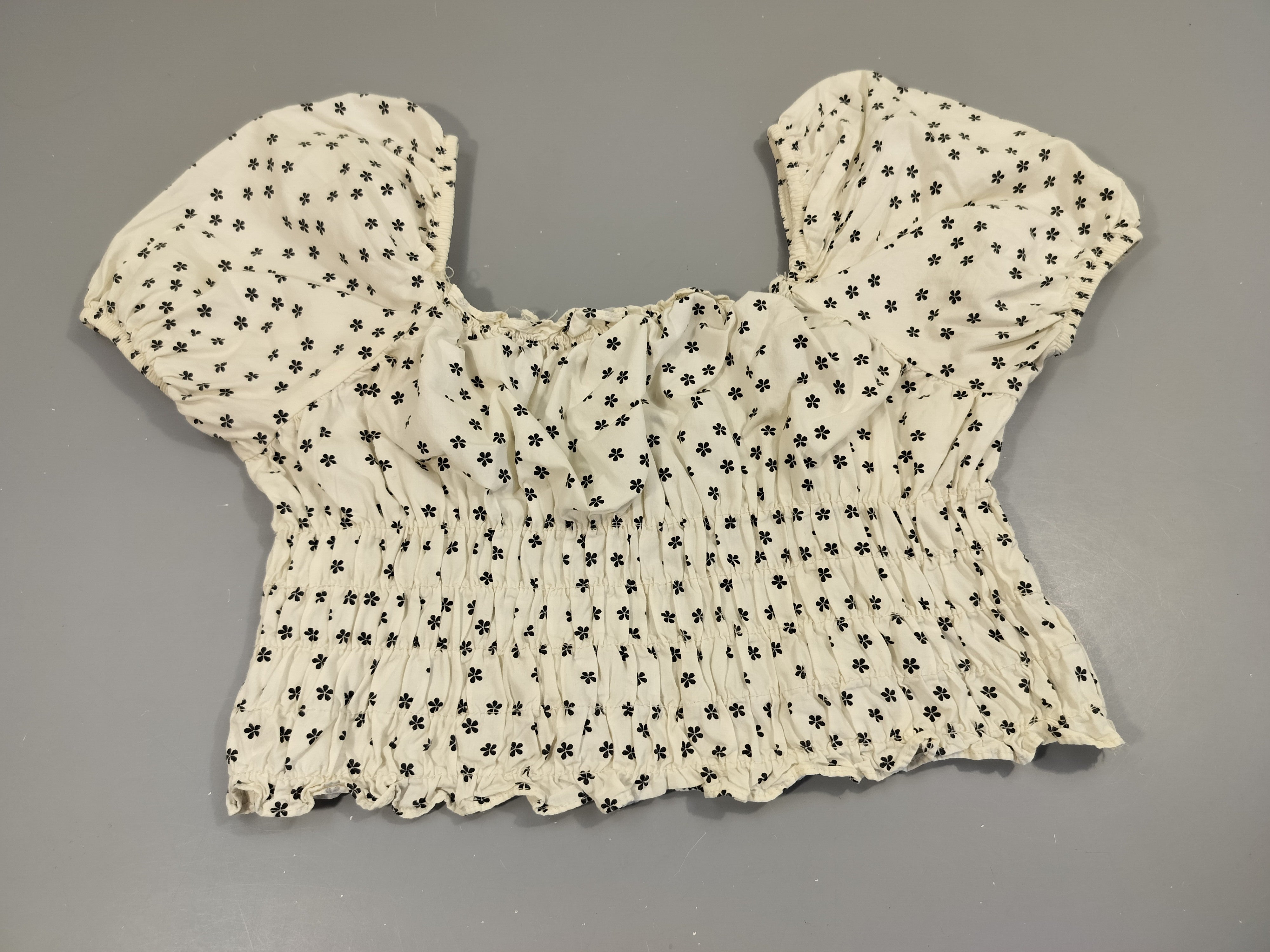 Blouse m.c  croc top blanc à fleurs noires , dessous élastique