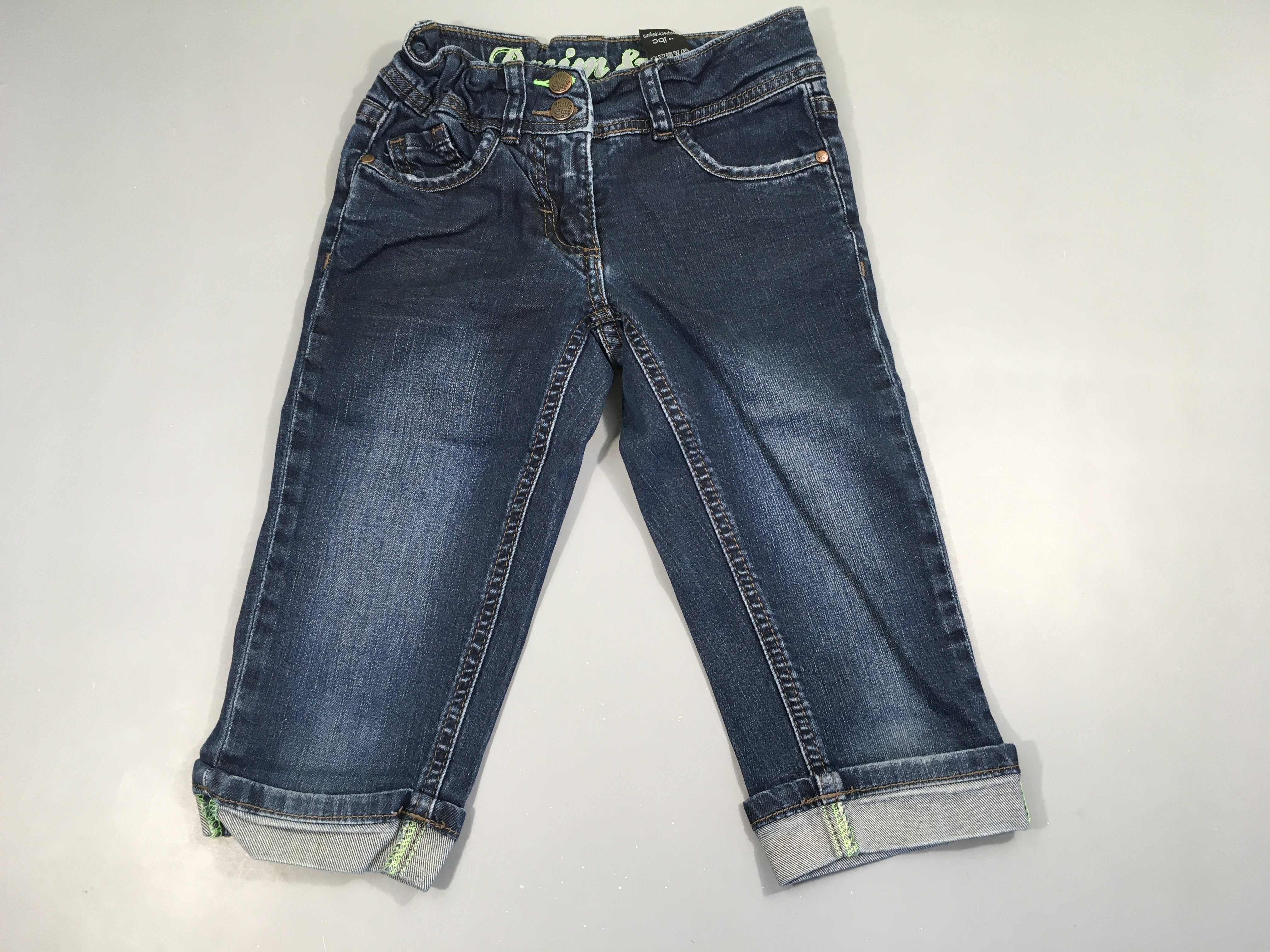 Pantalon court jean  bleu foncé avec rebord, taille réglable