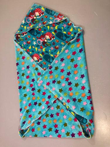 Cape de bain turquoise imprimé sirènes étoiles multicolores, moins cher chez Petit Kiwi