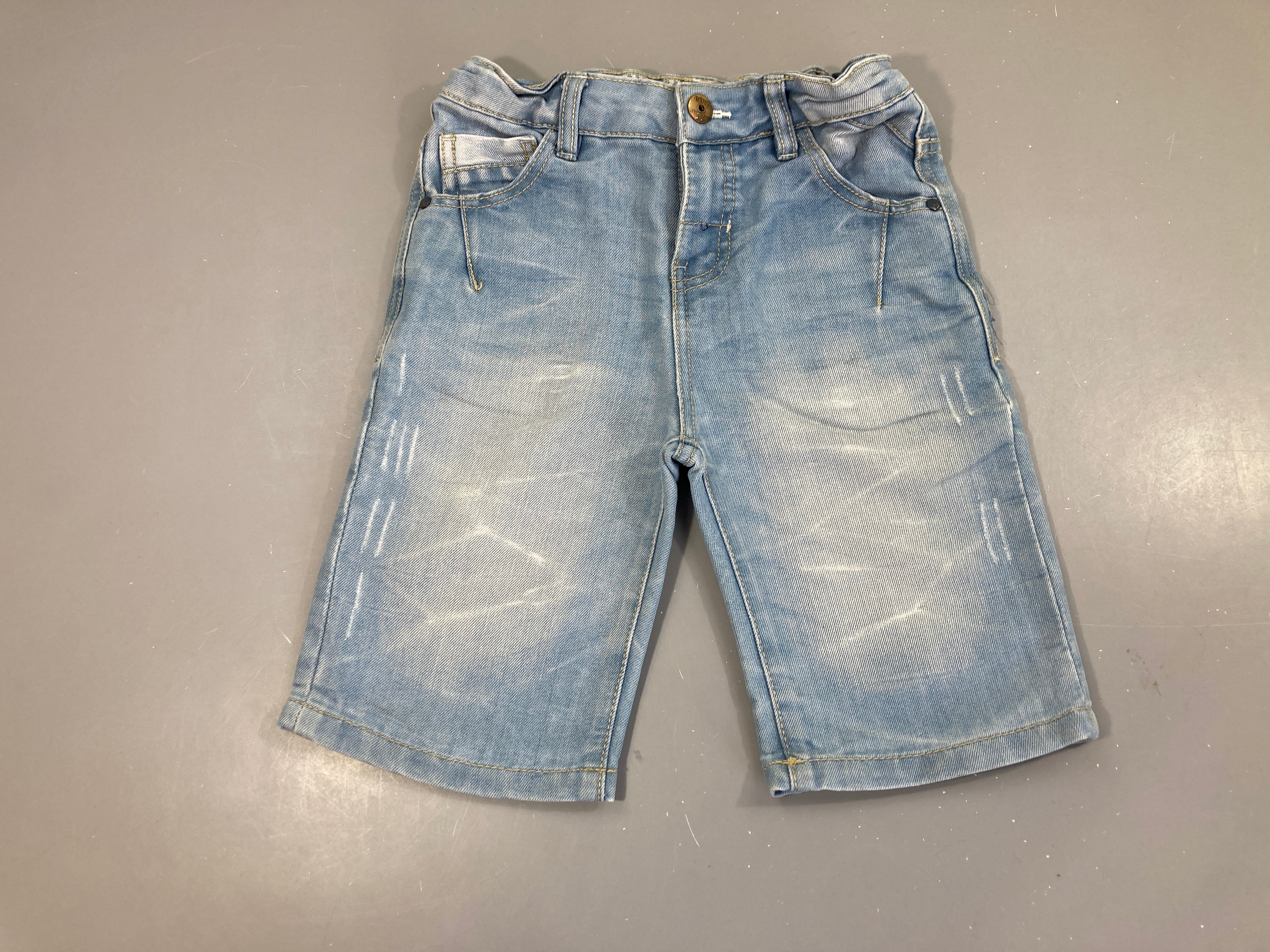 Bermuda en jean clair effet éraillé