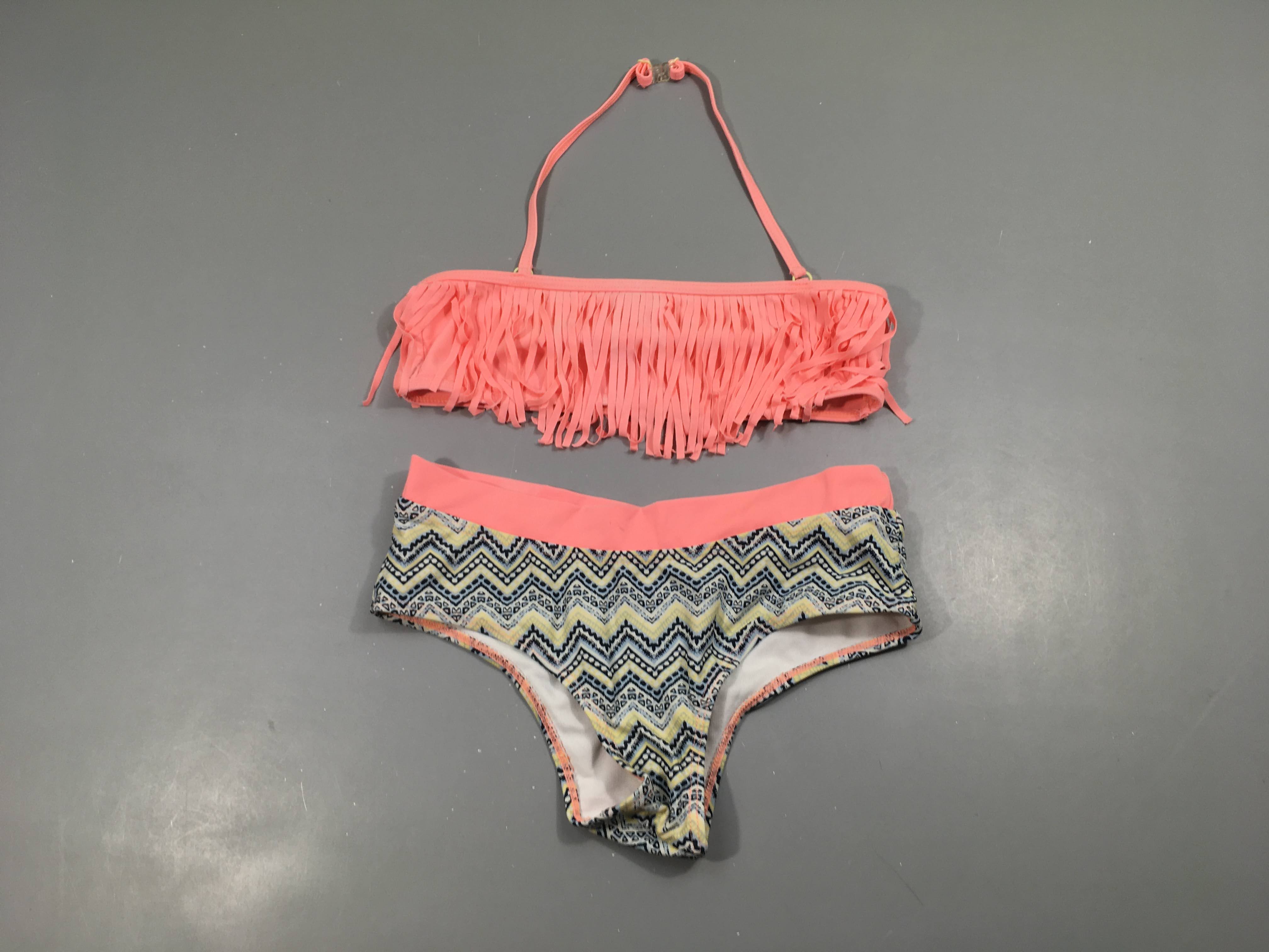 Bikini corail floches bas blanc motifs géométriques bleu-jaunes