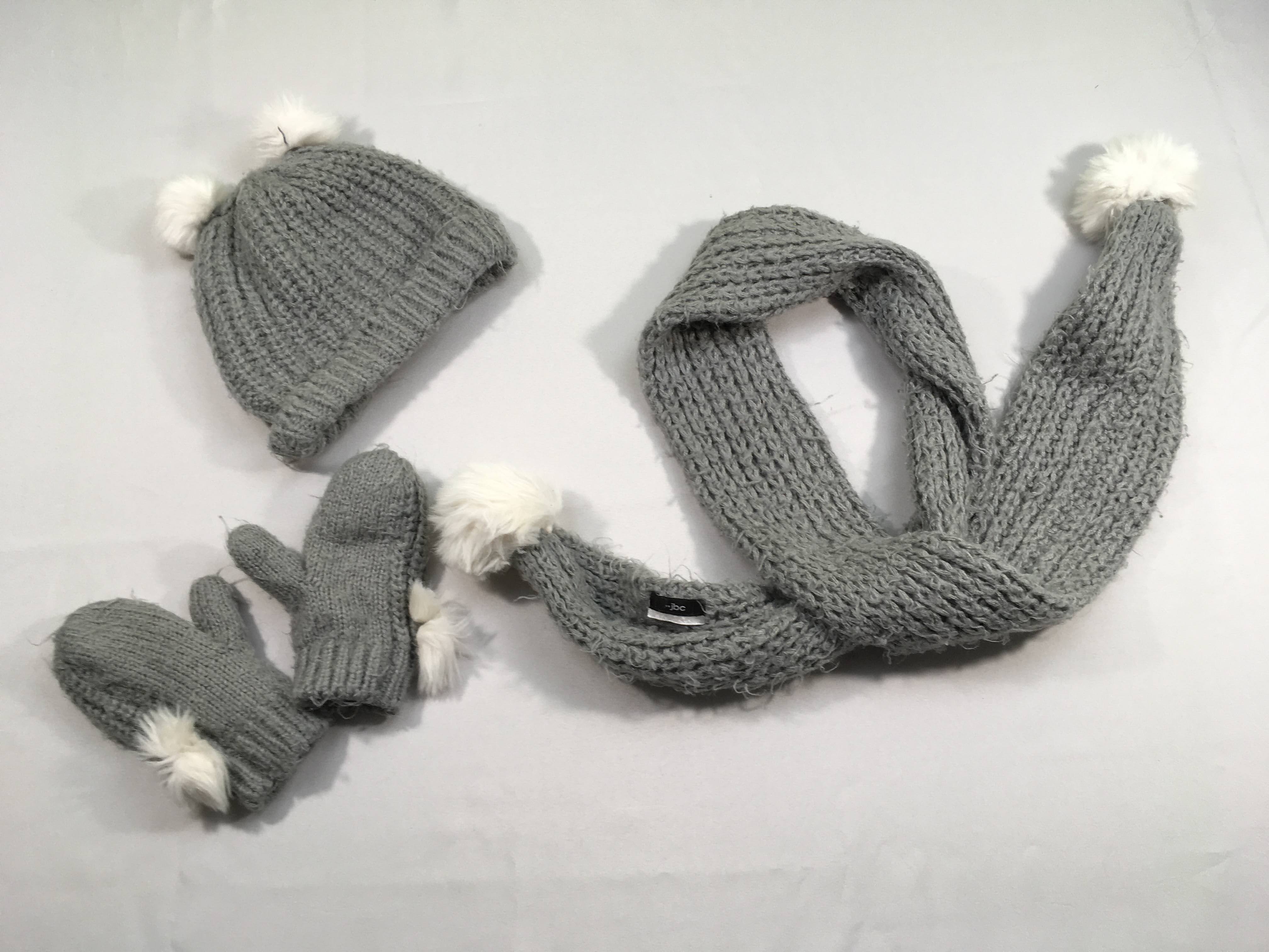 Bonnet + écharpe + moufles offertes car doublure décousue - gris, boulochés - 54cm