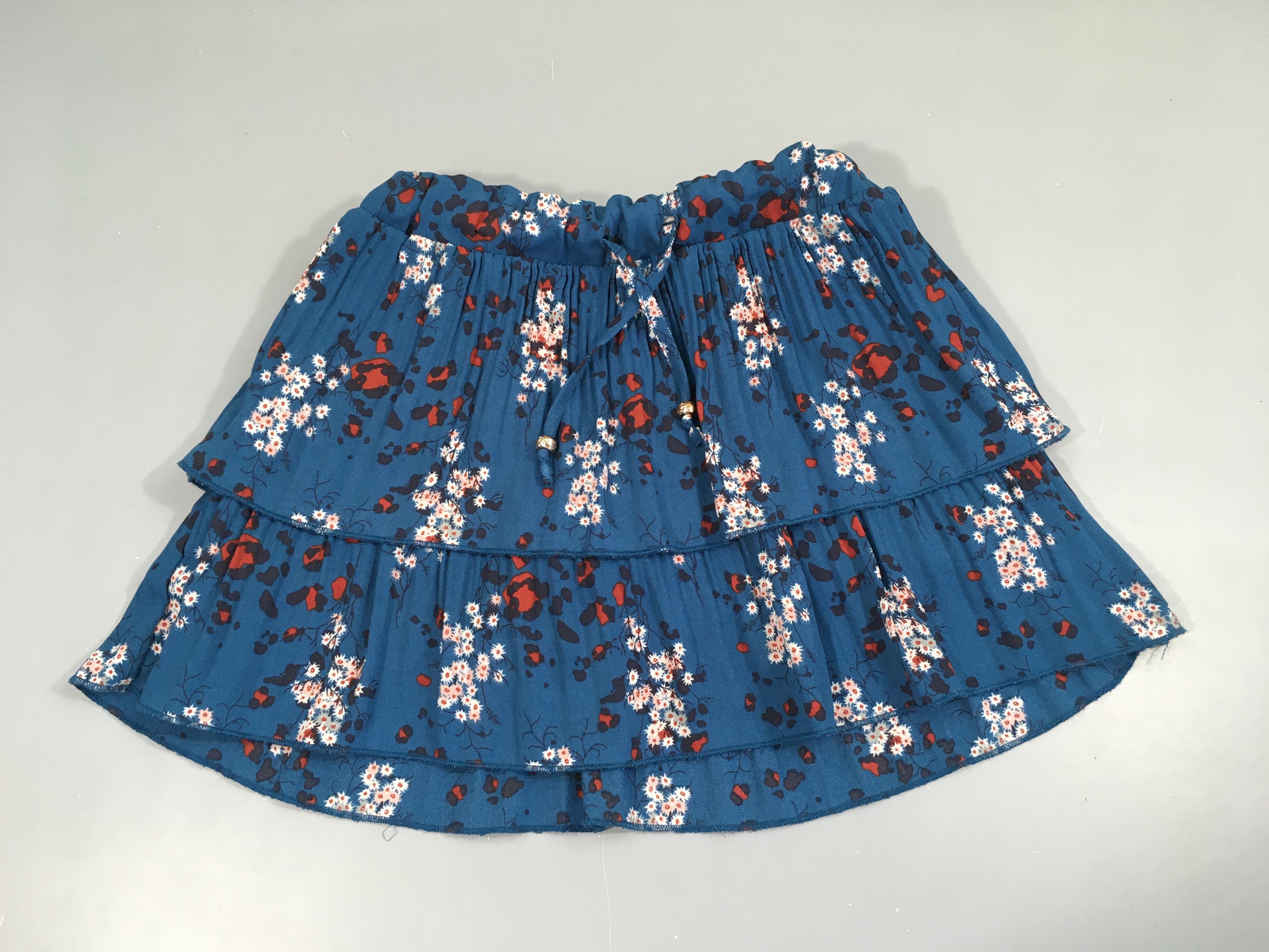 Jupe plissée volants bleue fleurie cordons perles