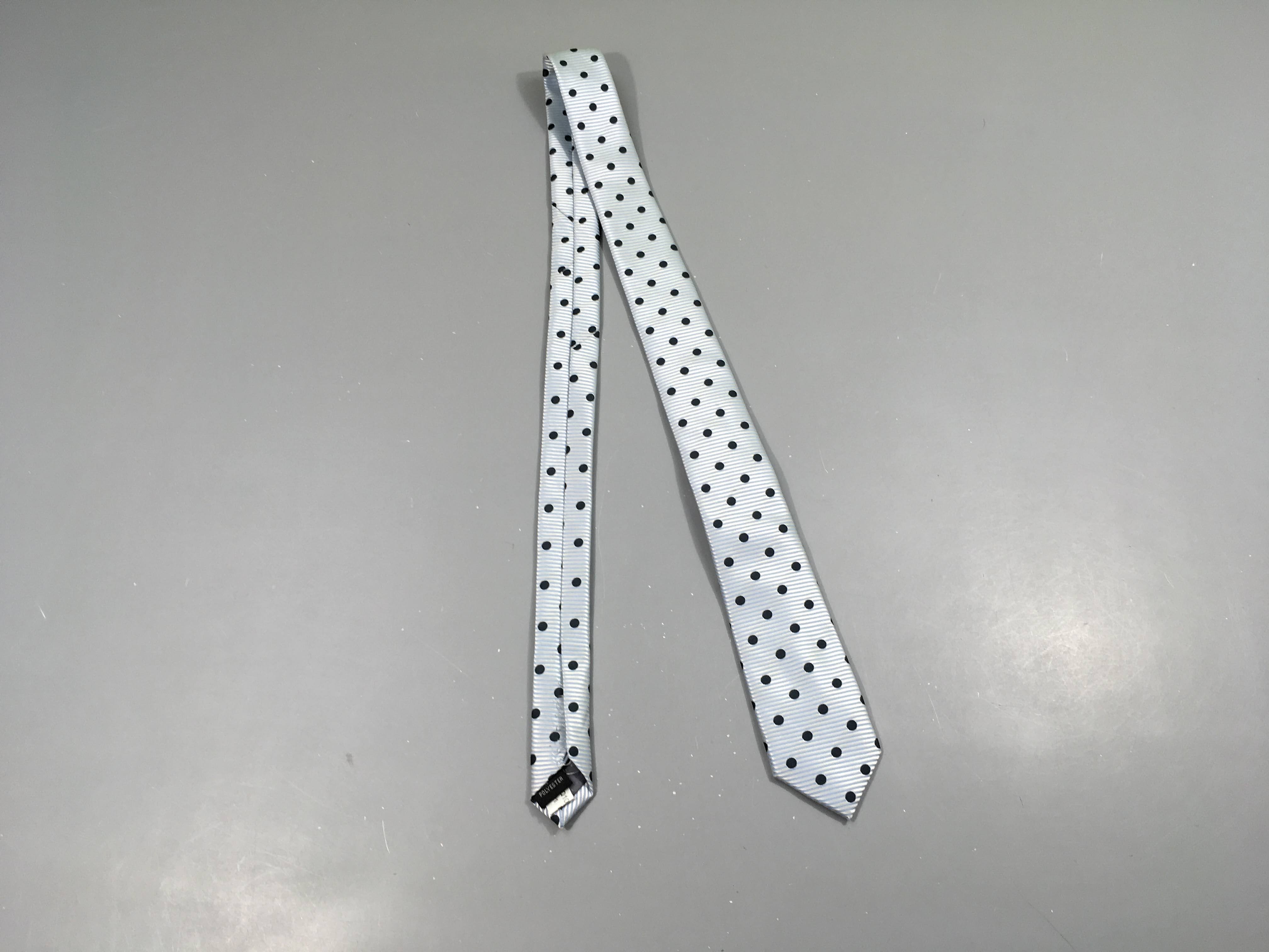 Cravate grise lignée bleu clair pois noirs