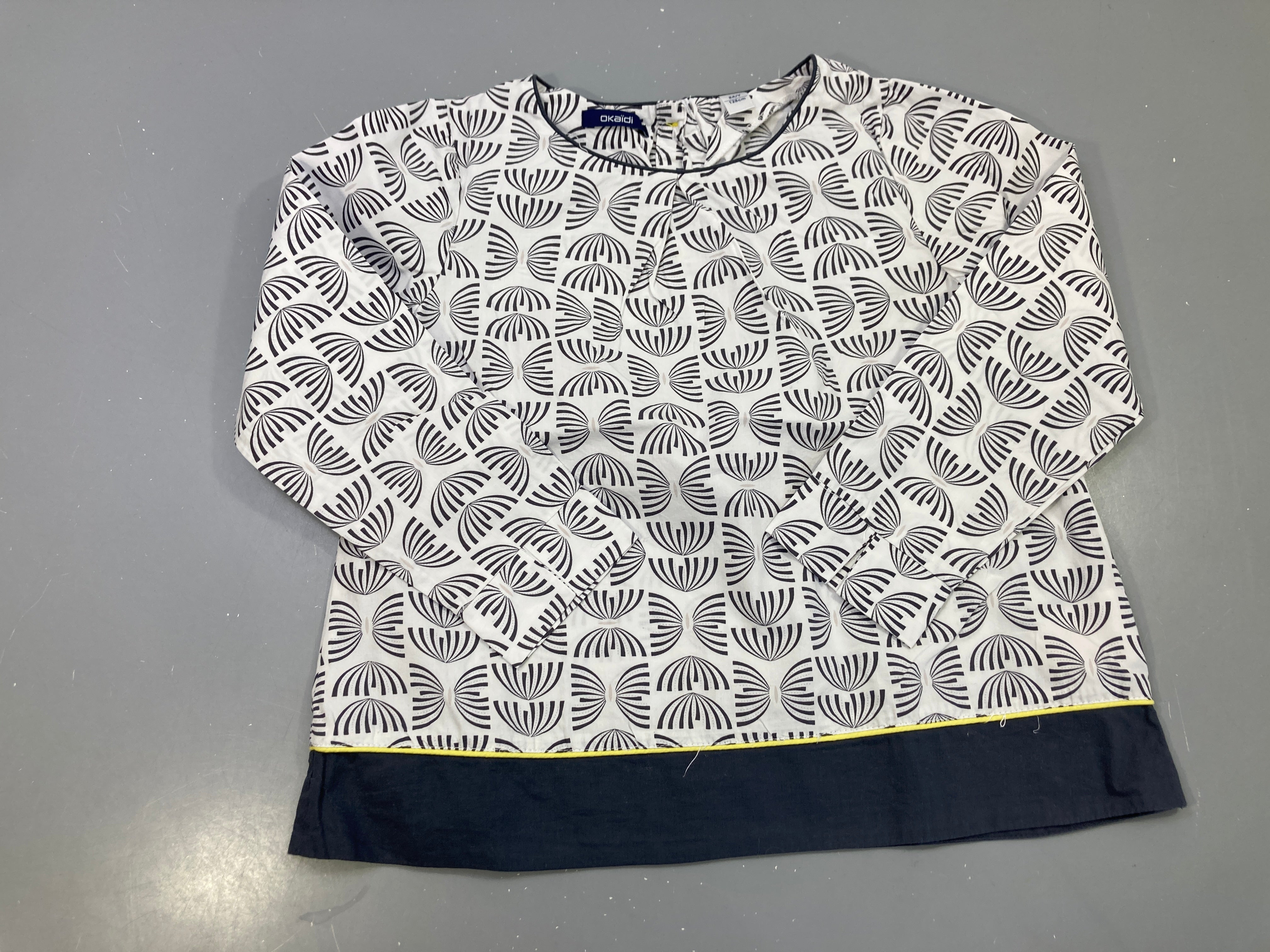 Blouse m.l blanche motif graphique noir