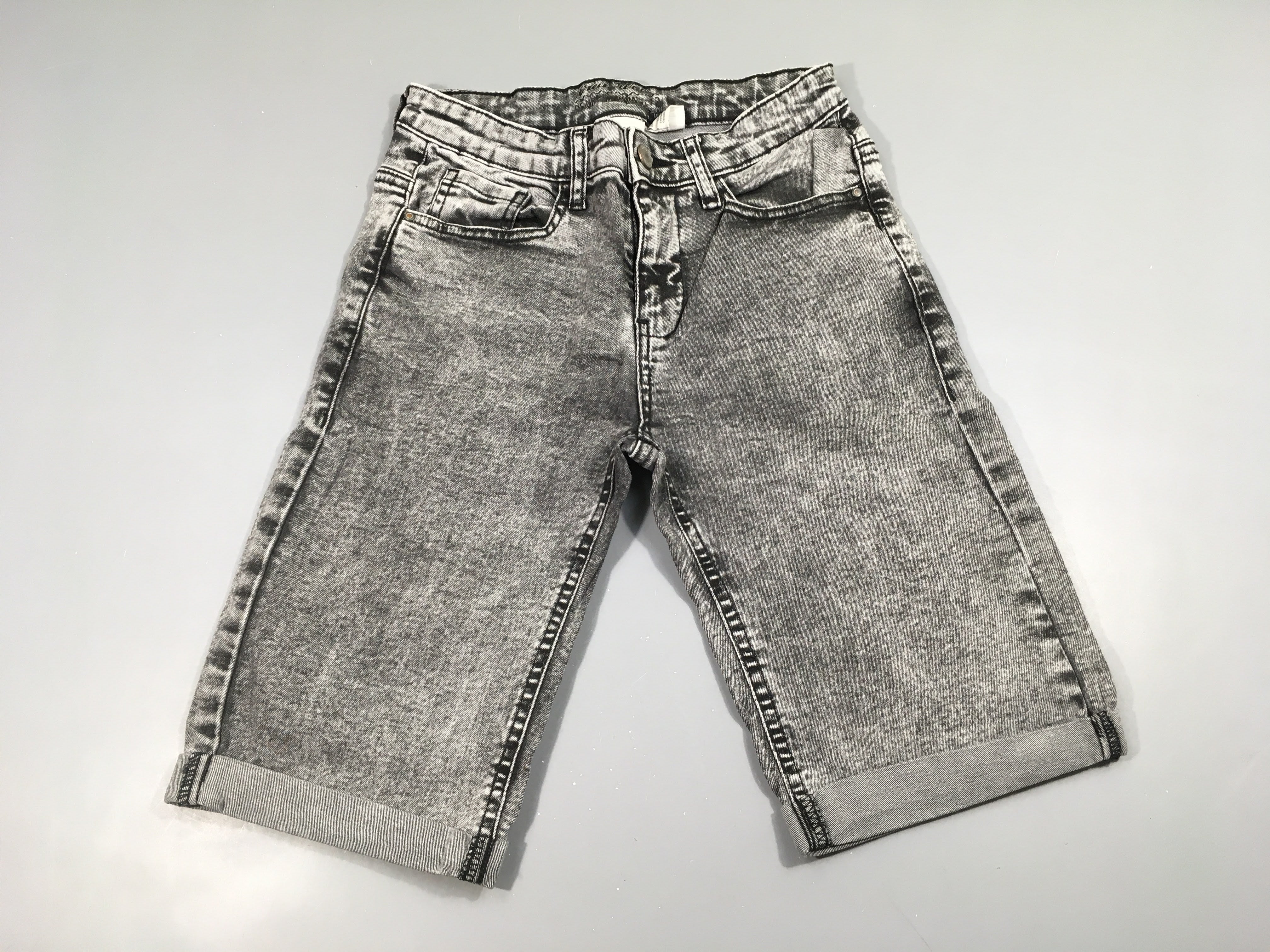 Bermuda en jean à revers gris effet