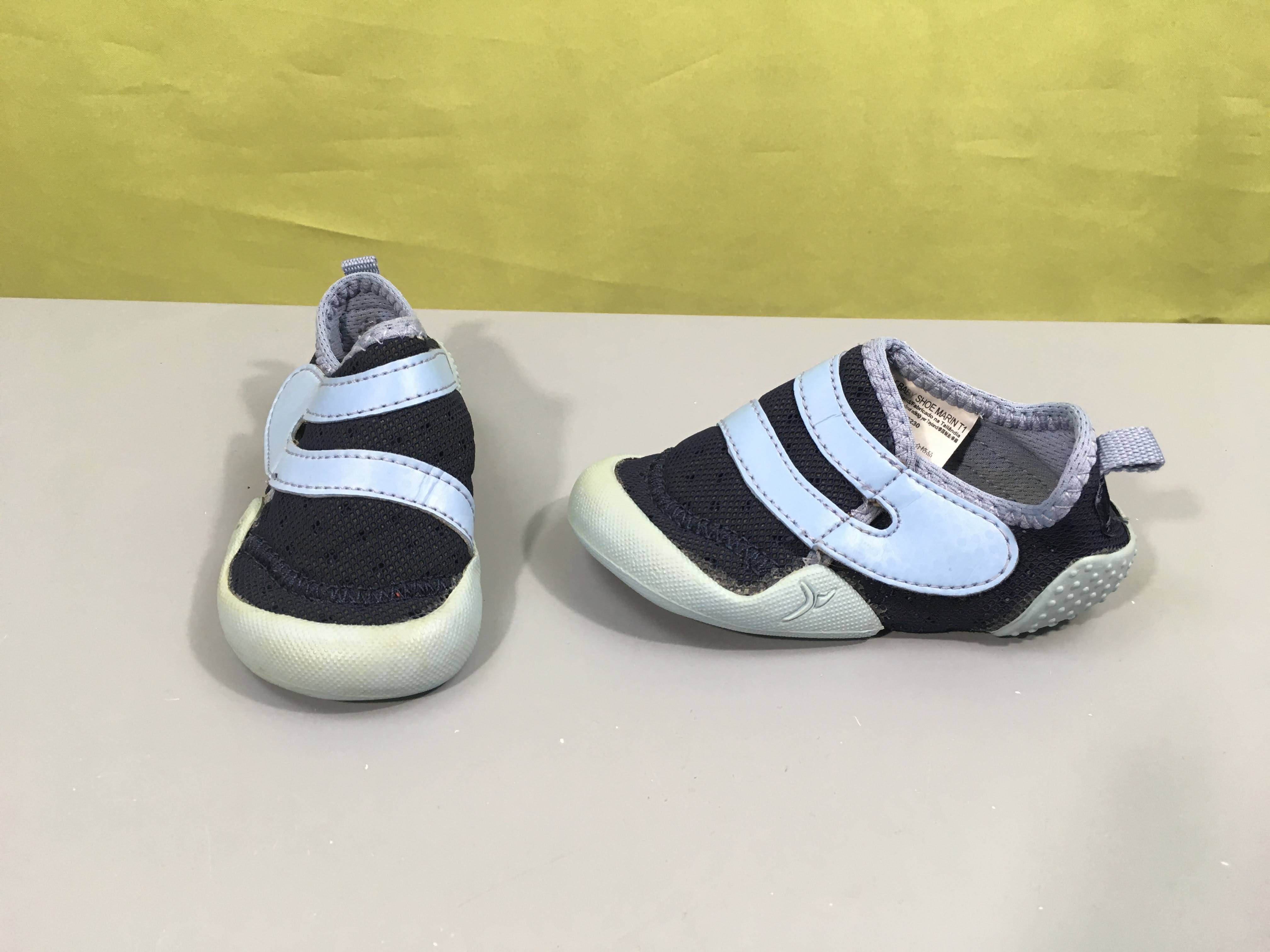 Chaussons de gym bleu foncé/bleu 24, un peu décolorés