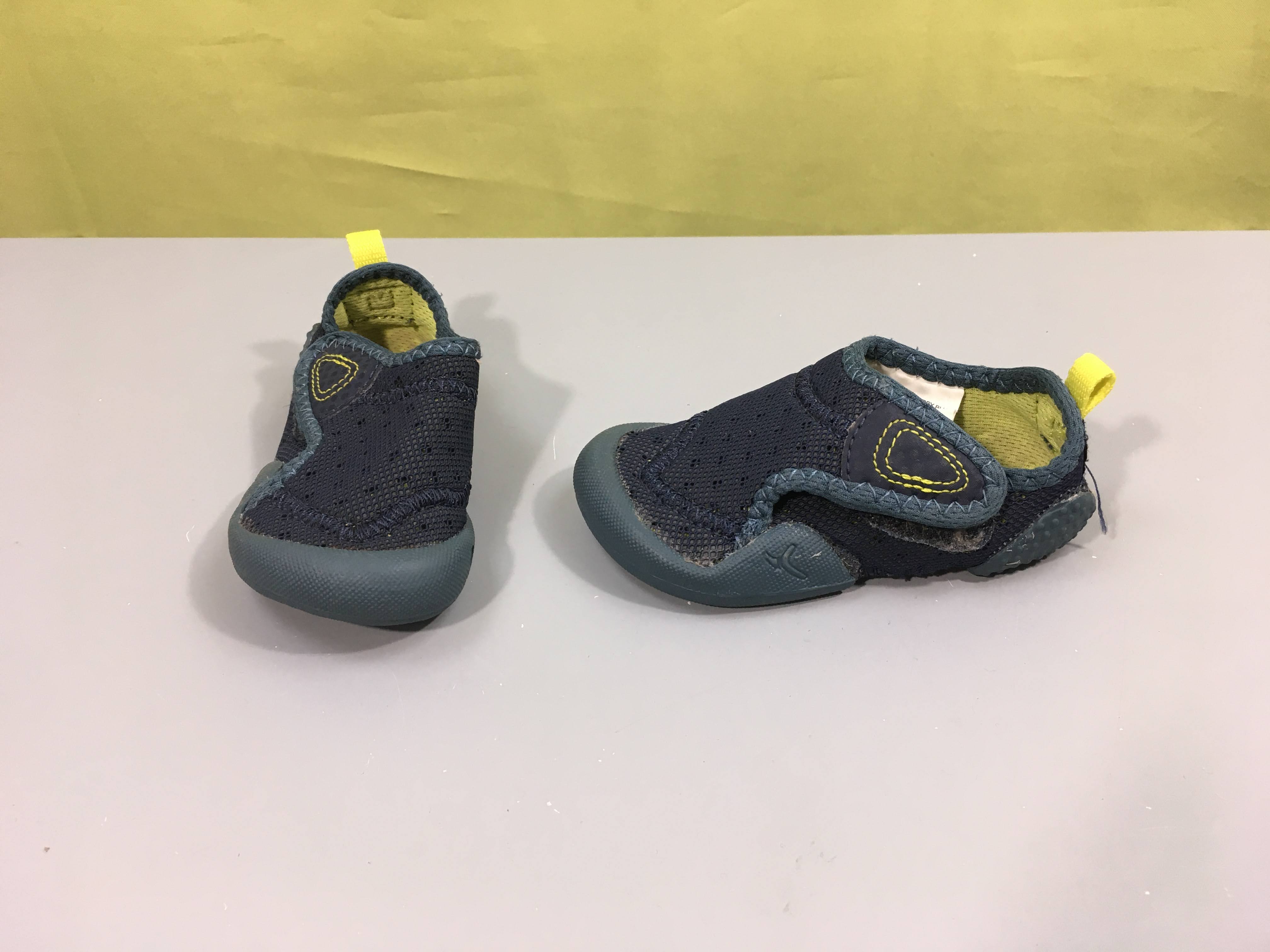 Chaussons de gym bleu foncé, 23
