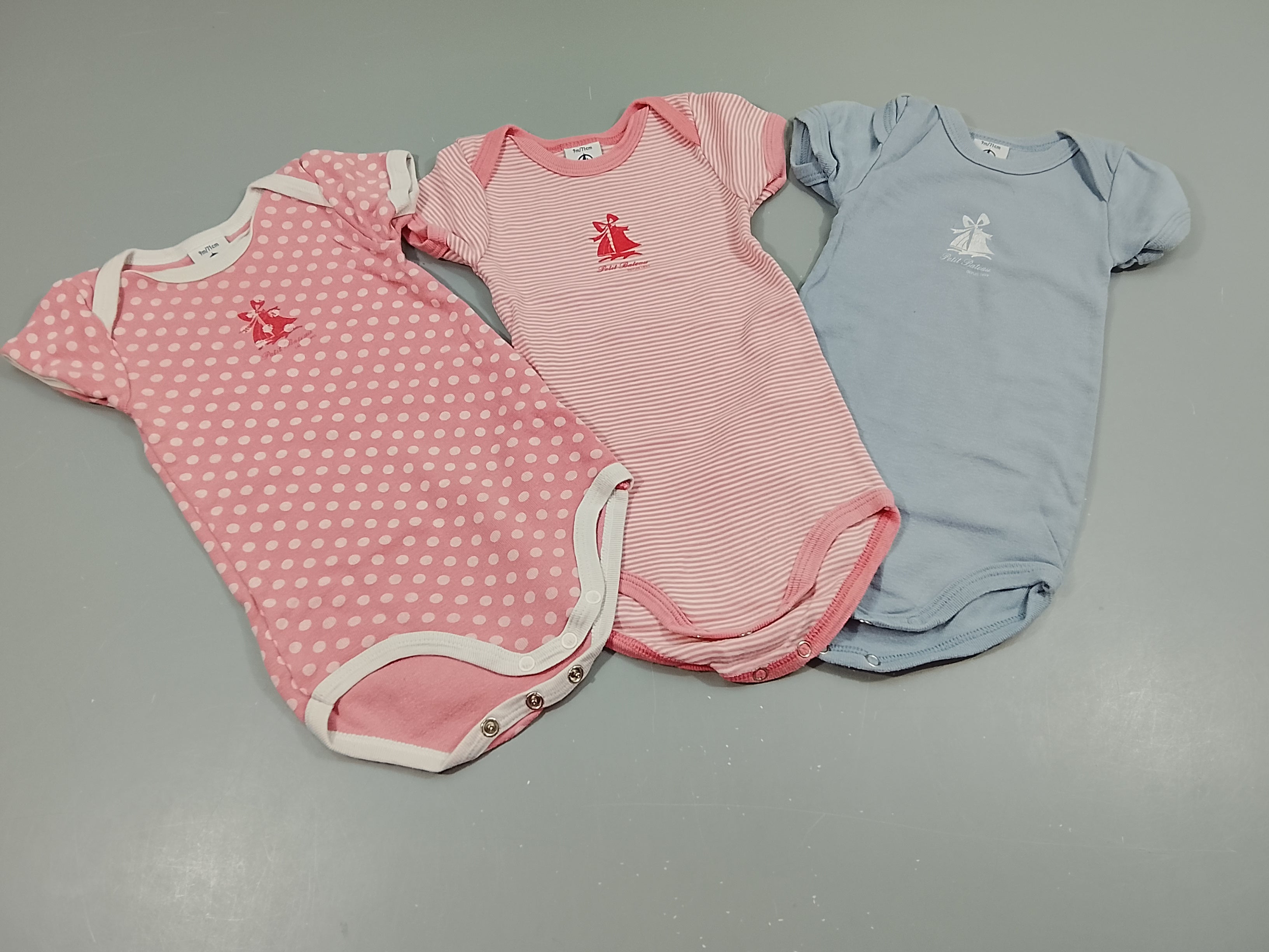 Lot de 3 bodies m.c , 1 rose à pois bâteau rose, 1 rayé rose et blanc  bâteau rose et 1bleu bâteau blanc