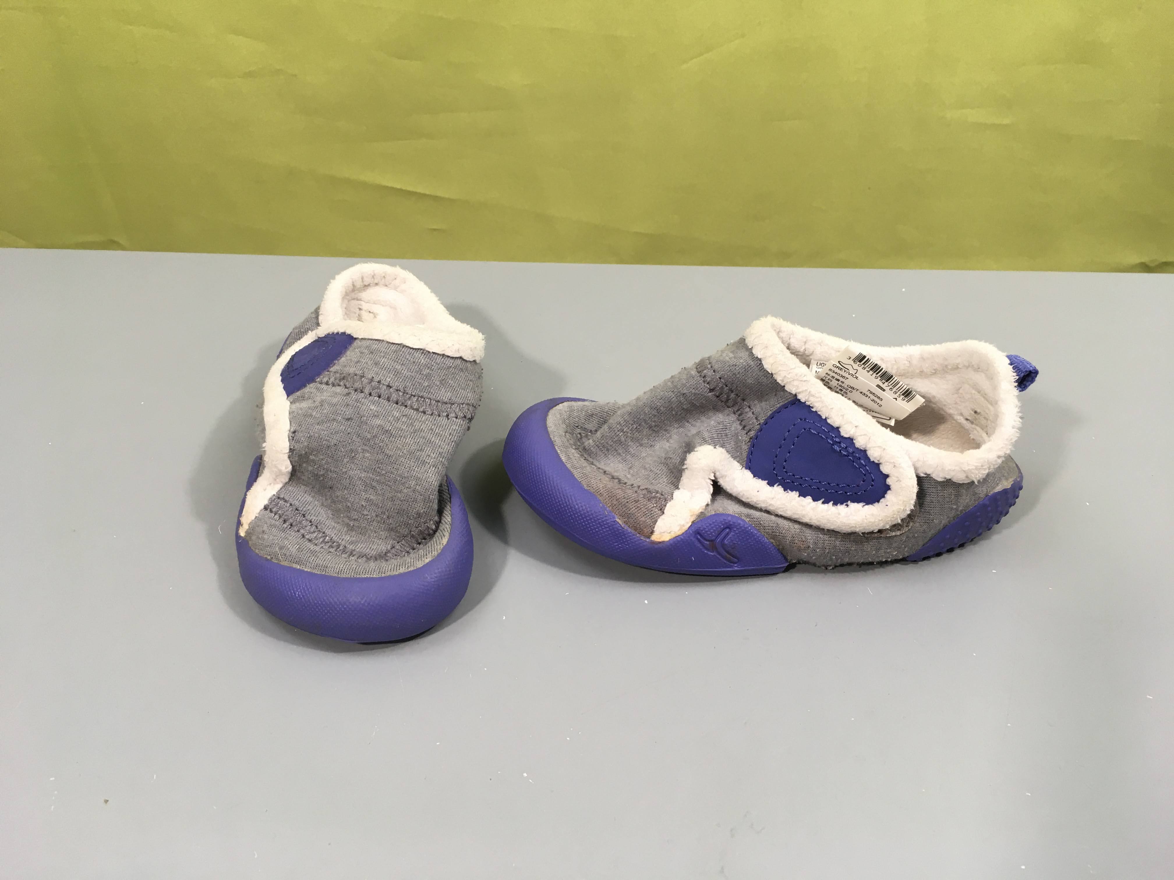 Chaussons de gym gris/mauve intérieur velours 28, taché gauche