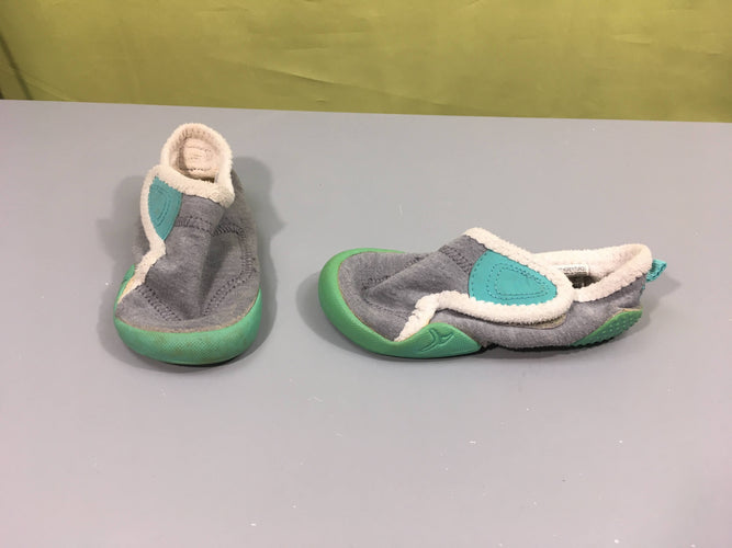 Chaussons de gym gris intérieur velours 28, usés, moins cher chez Petit Kiwi