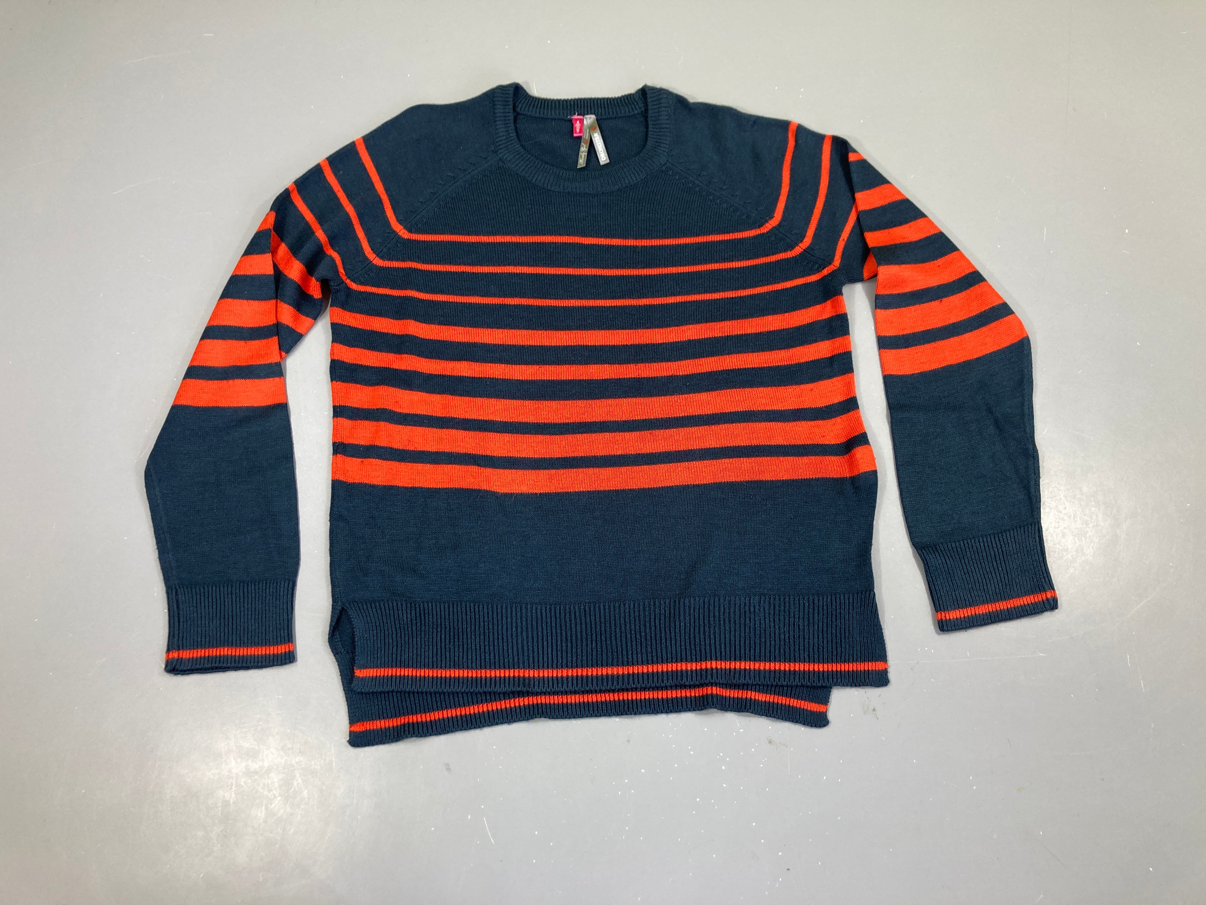 Pull léger bleu foncé rayé rouge