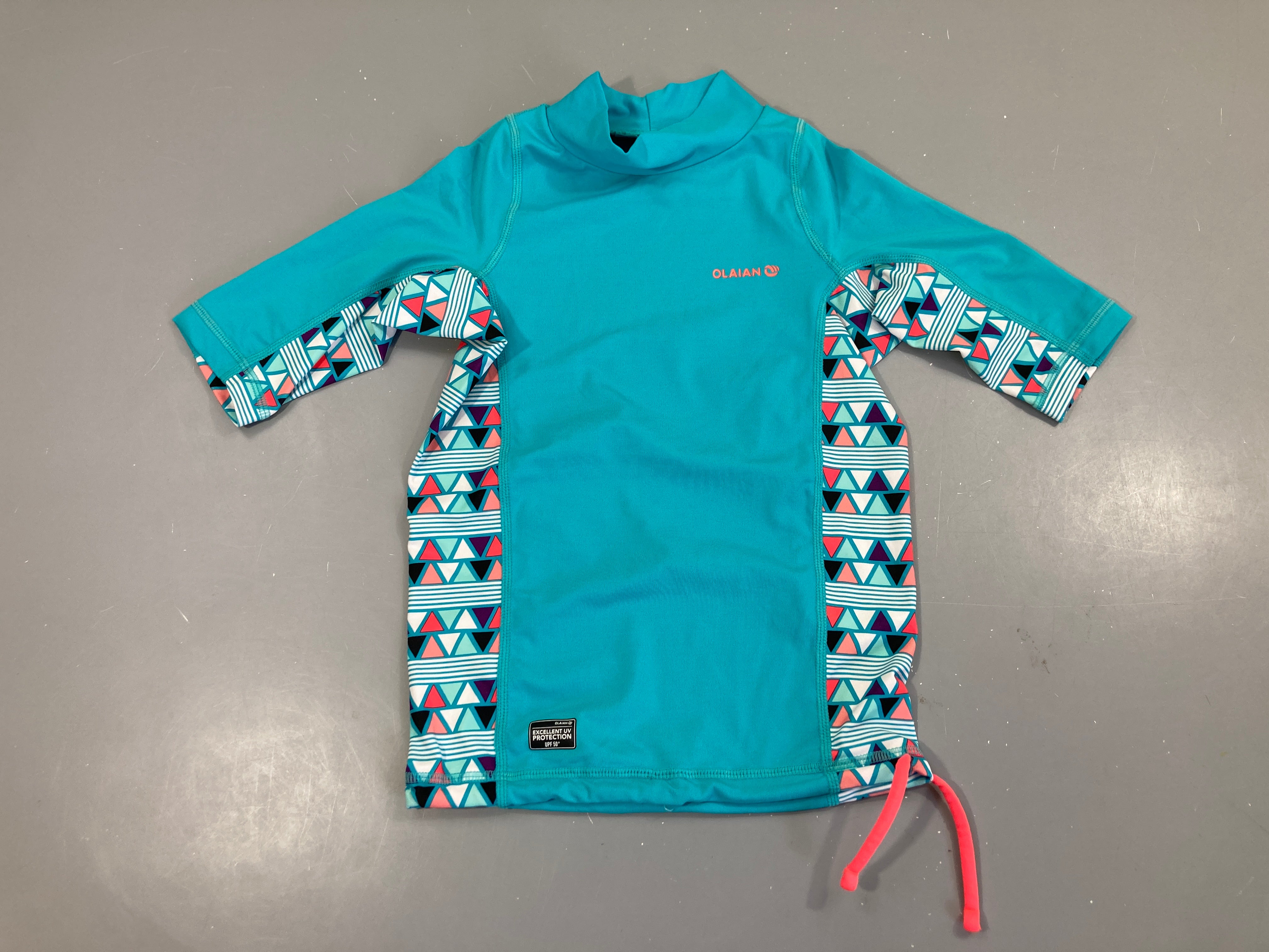 T-shirt m.c anti-uv turquoise motifs triangles Olaian (taille estimée)