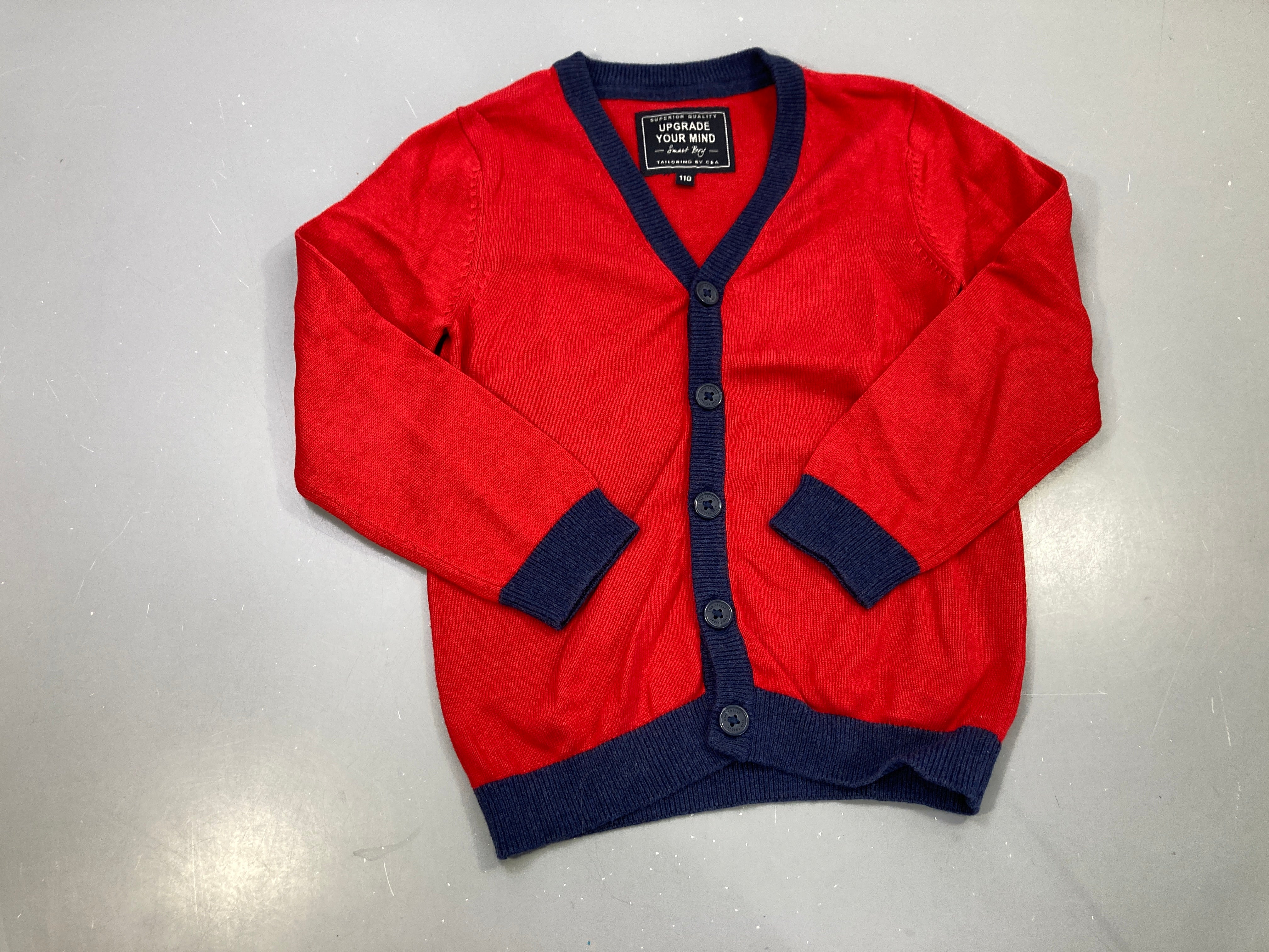 Gilet rouge, bordures bleu marine