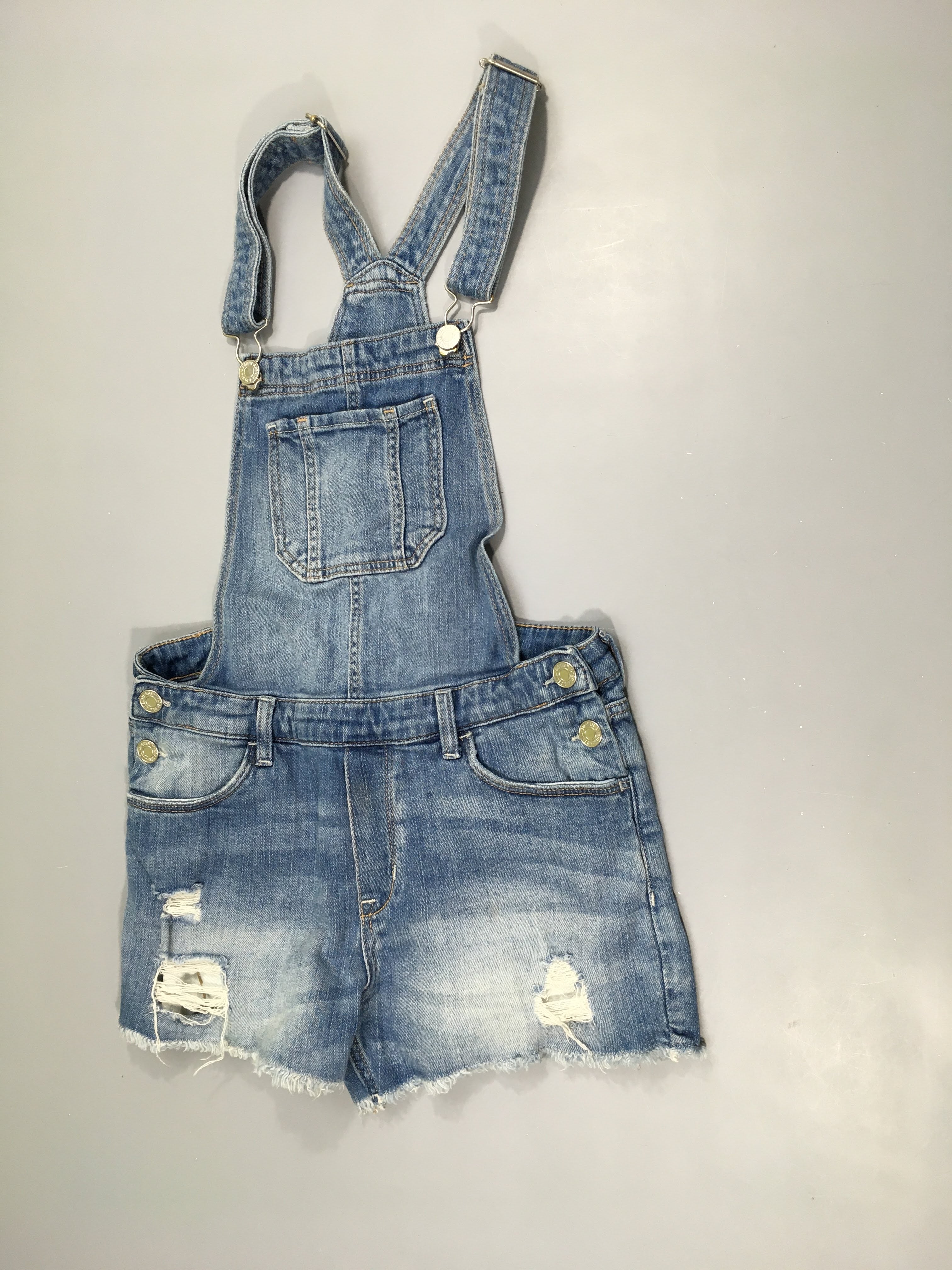 Salopette short en jean effet déchiré effiloché