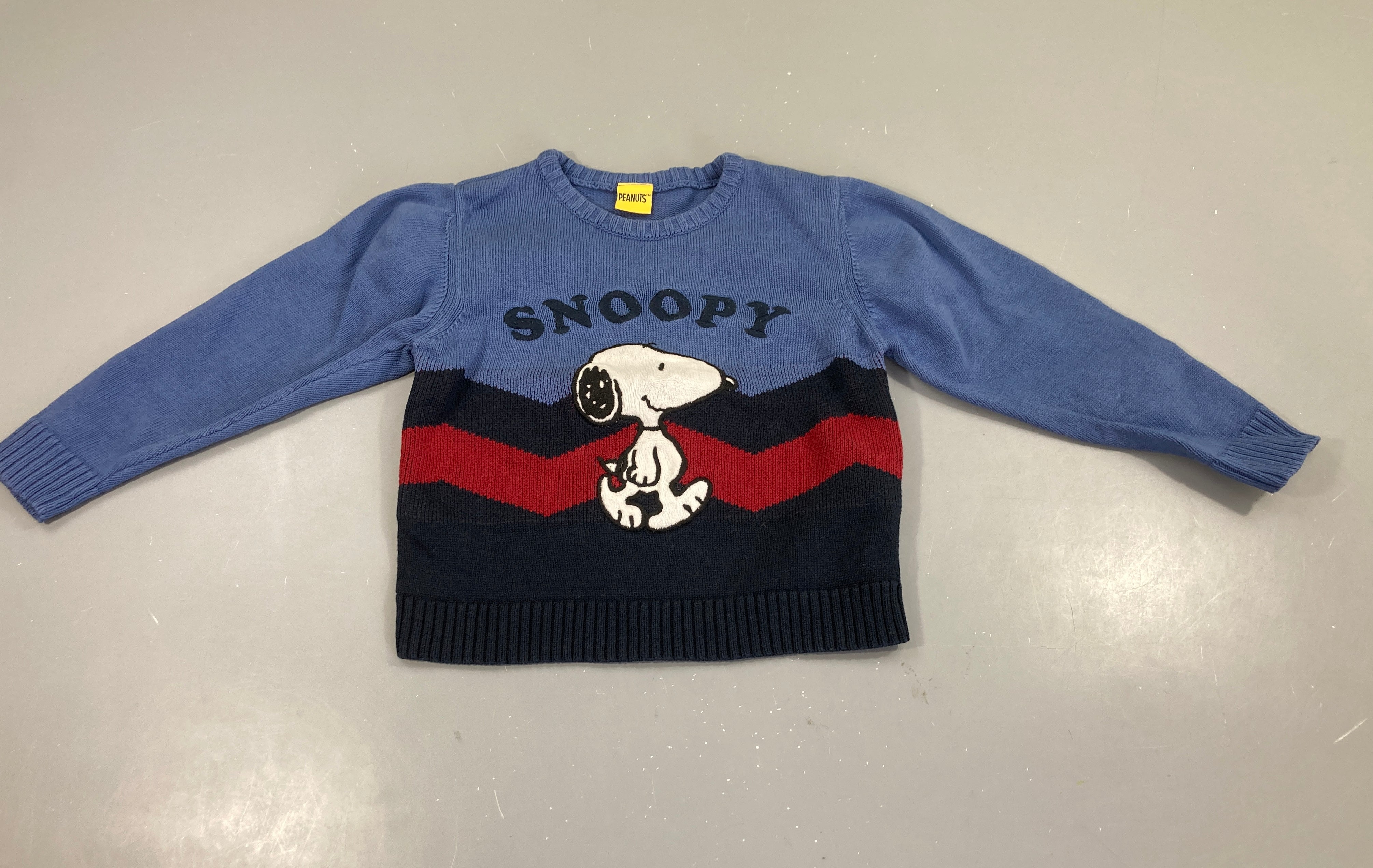 Pull bleu foncé Snoopy, légèrement bouloché