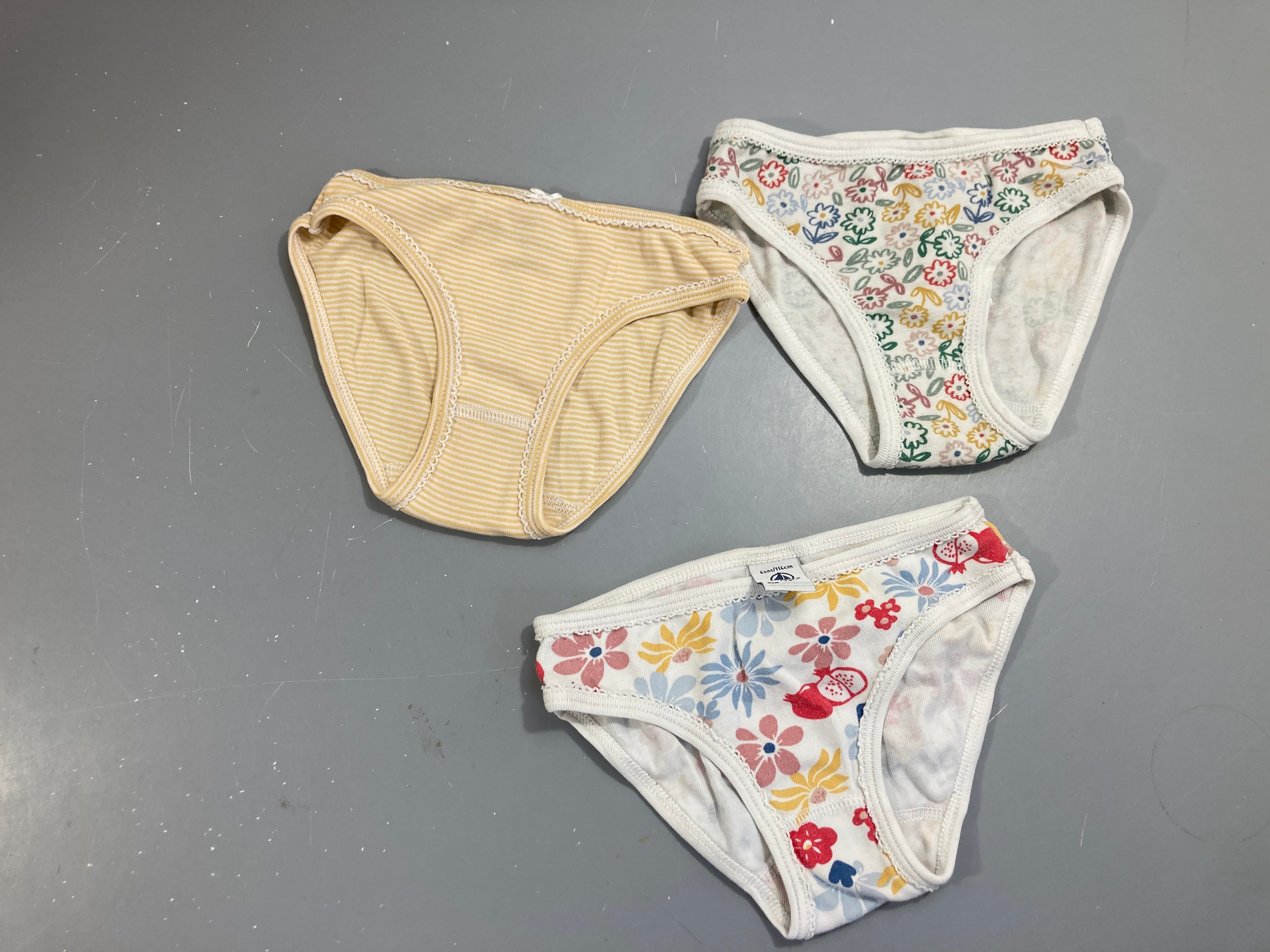 3 Culottes blanc fleurs clair-jaune rayé blanc