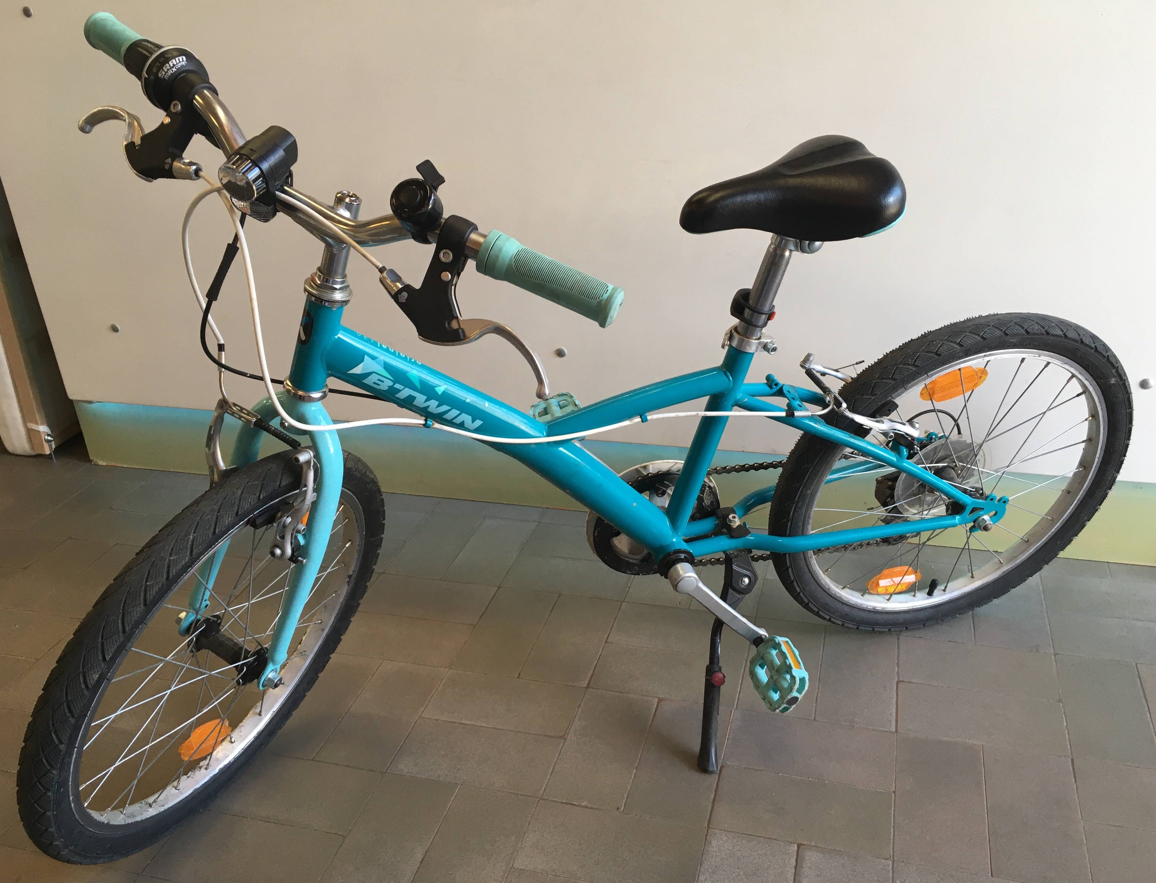 Vélo bleu B'TWIN 20 pouces 6-9a ou 120 à 135cm-6 Vitesses-Béquille-Quelques traces d'usure