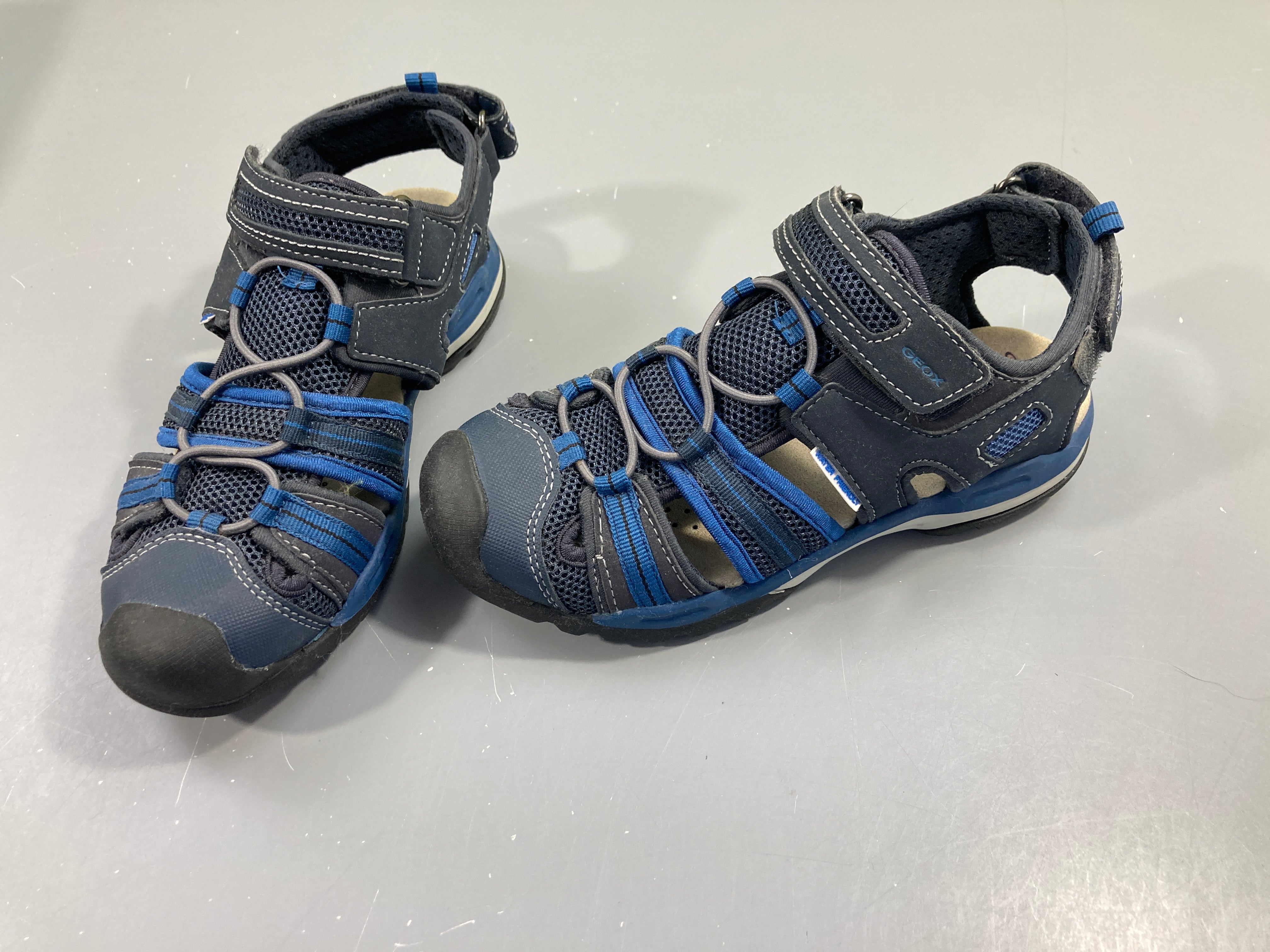 Sandales fermées bleu foncé, P33, comme neuves