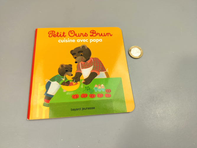 Petit ours brun cuisine avec papa, moins cher chez Petit Kiwi