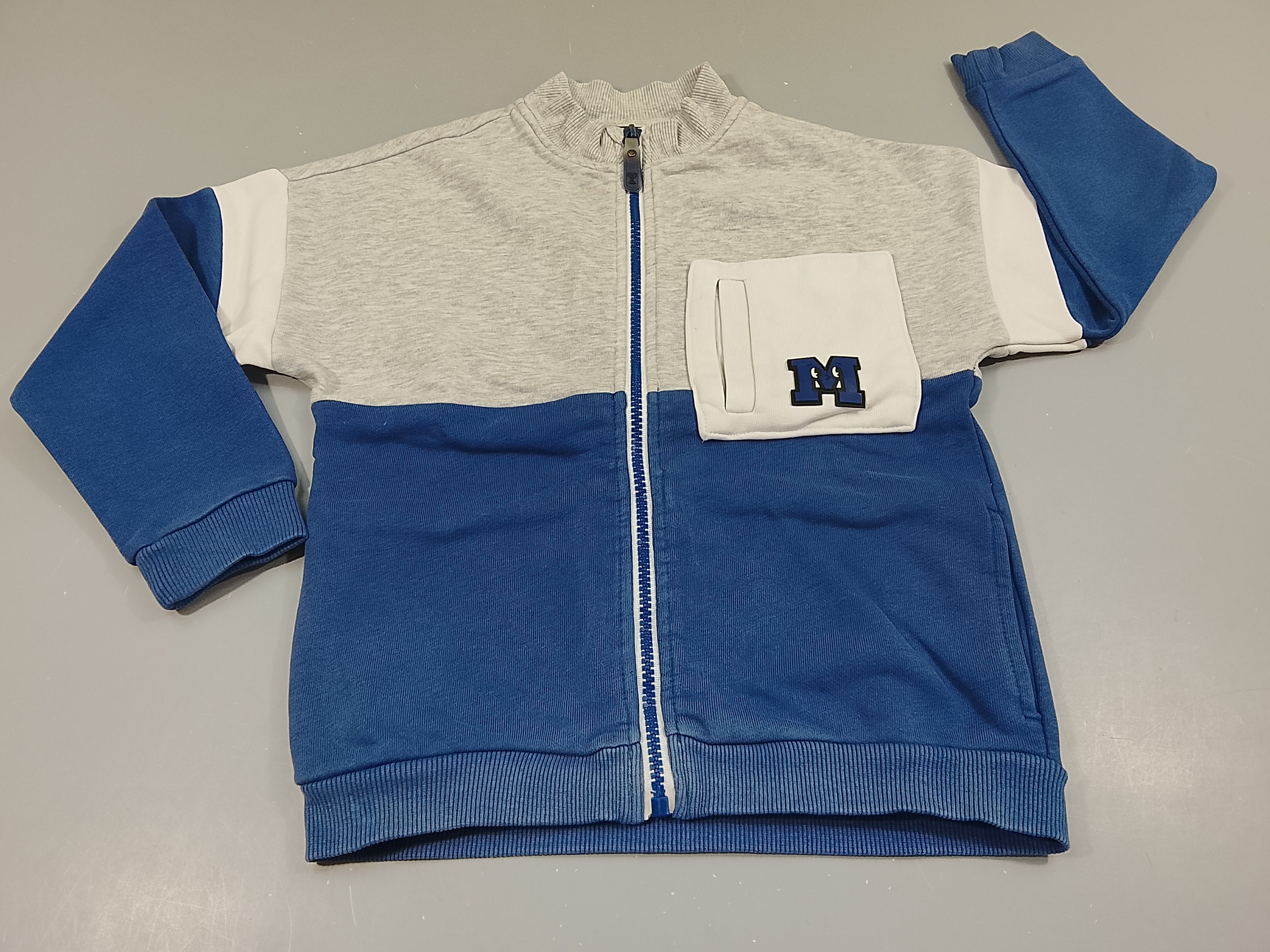 Sweat zippé gris clair flammé, bleu , poche blanche 