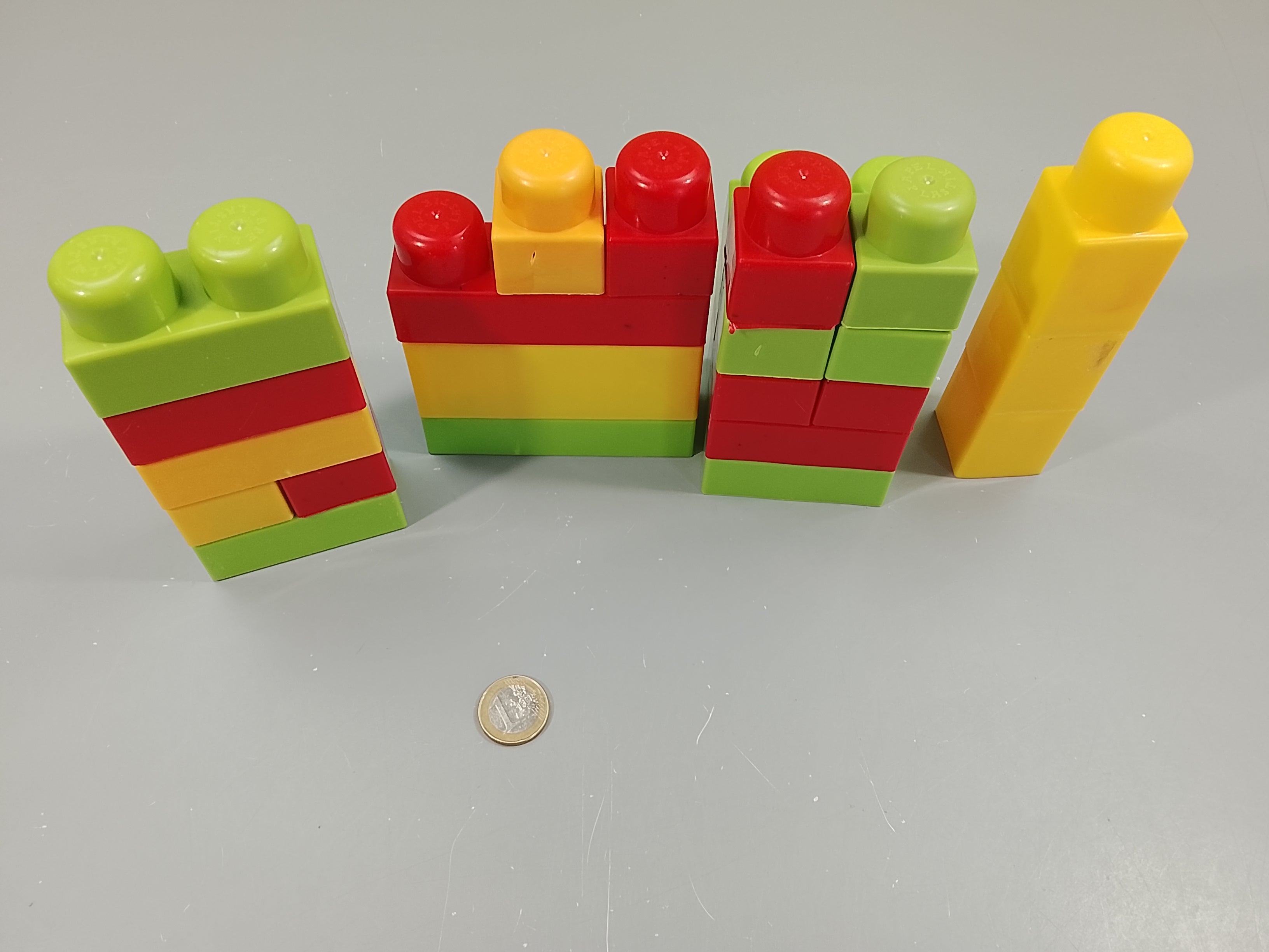 Lot de 26 blocs de constrction (Plastik apel), quelques traces d'usure