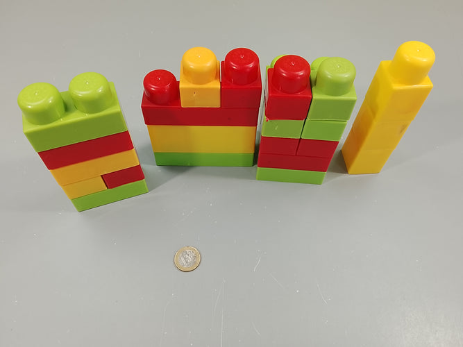 Lot de 26 blocs de constrction (Plastik apel), quelques traces d'usure, moins cher chez Petit Kiwi