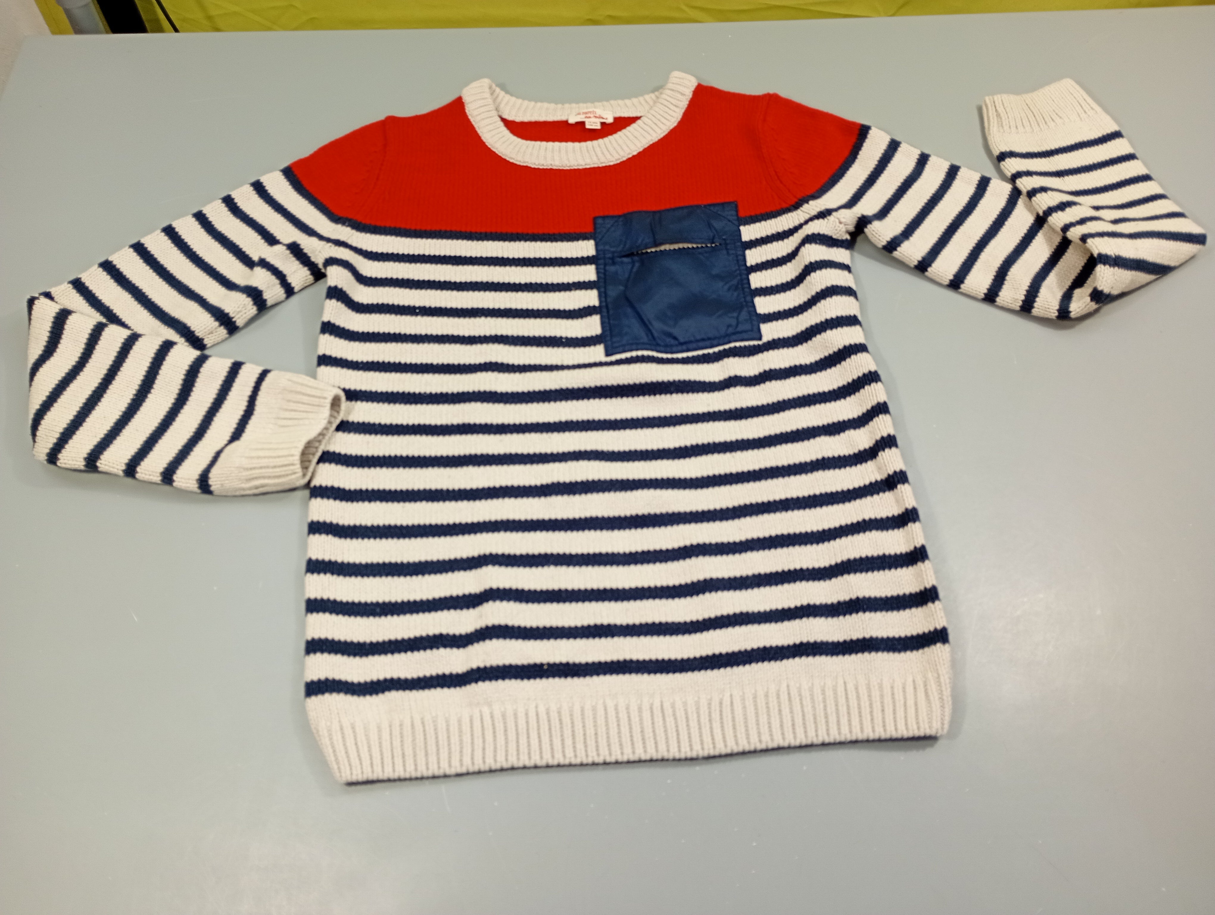 Pull tricot rouge , écru rayé bleu marine, poche bleu marine