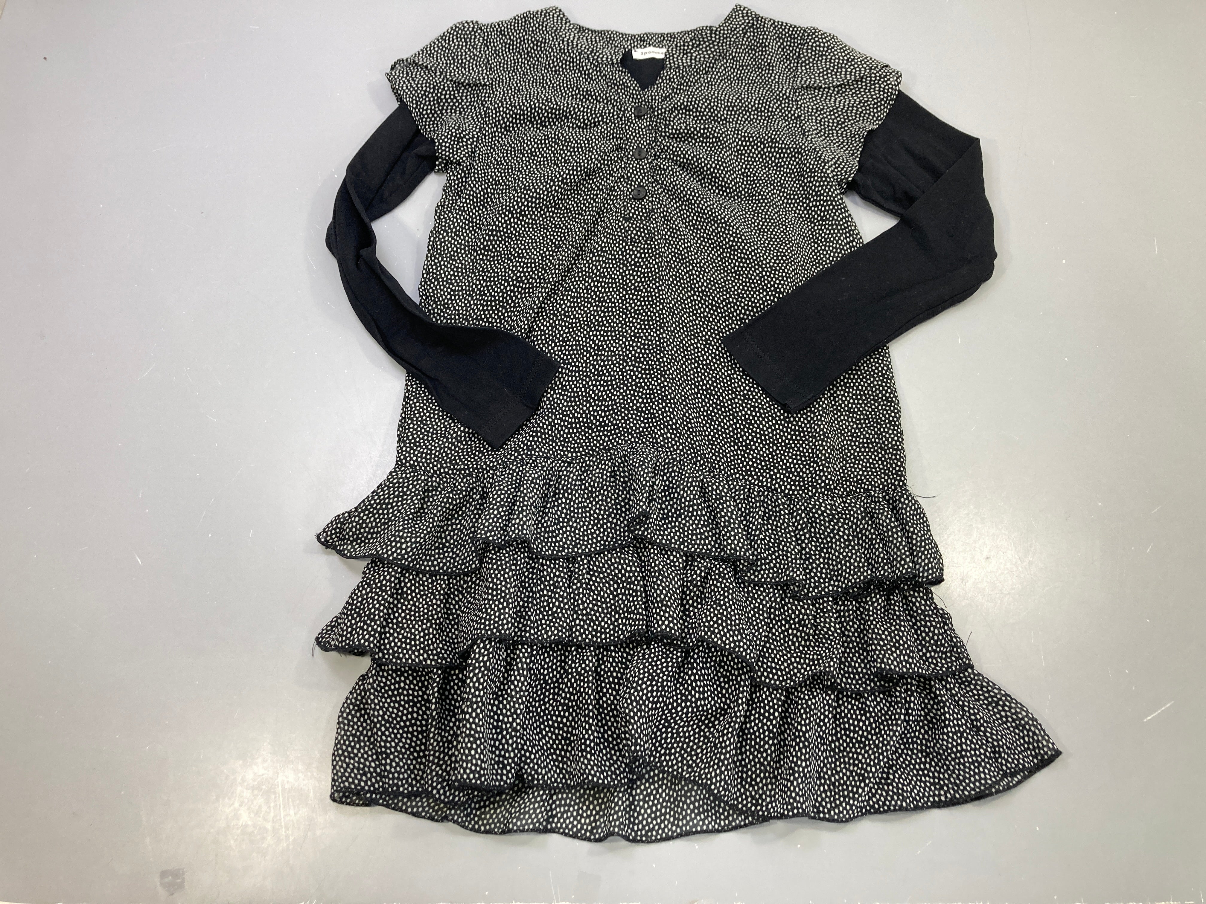 Robe m.l noire à pois blancs, volants étagés Doublée