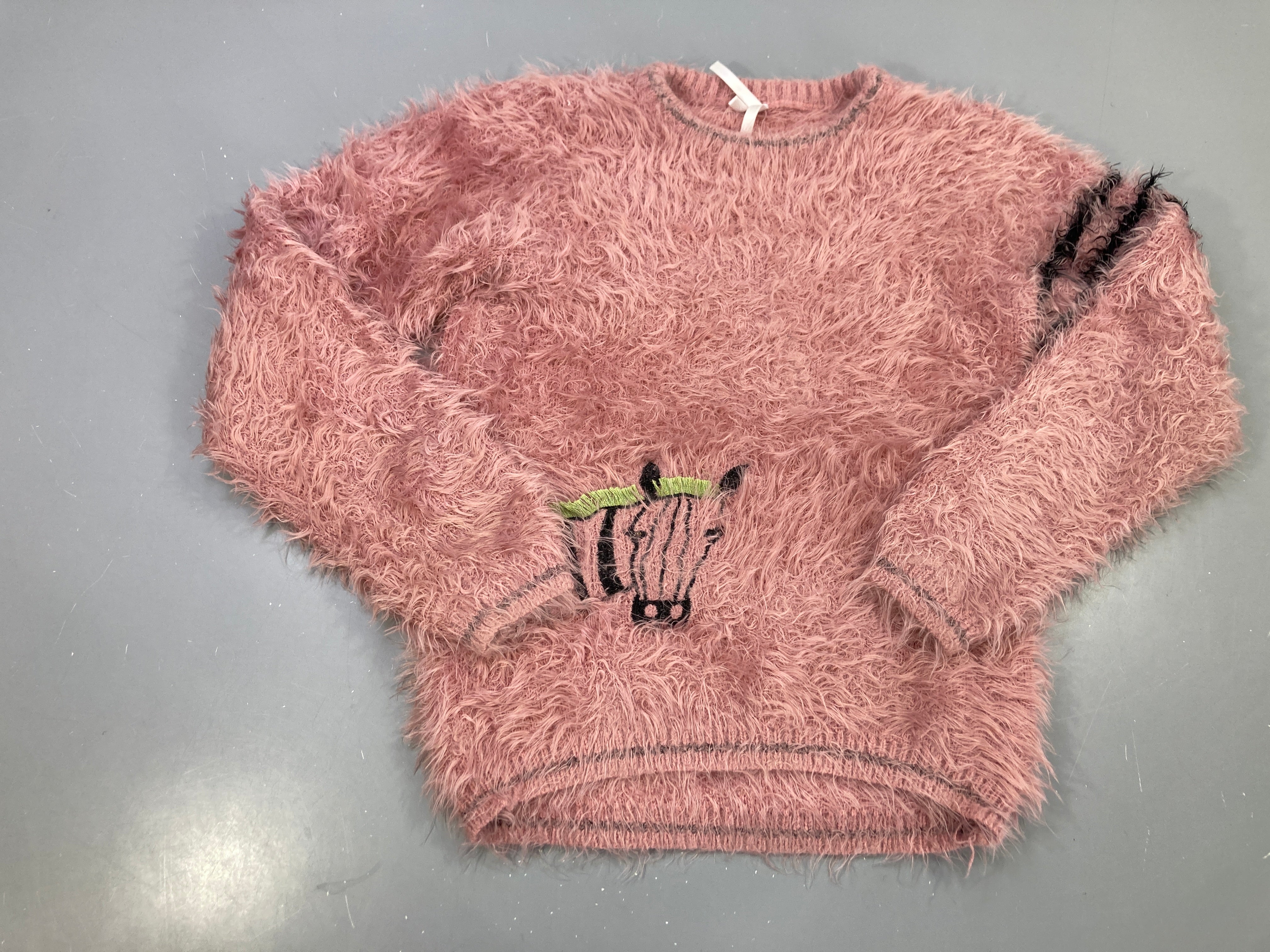Pull rose duveteux, zèbre