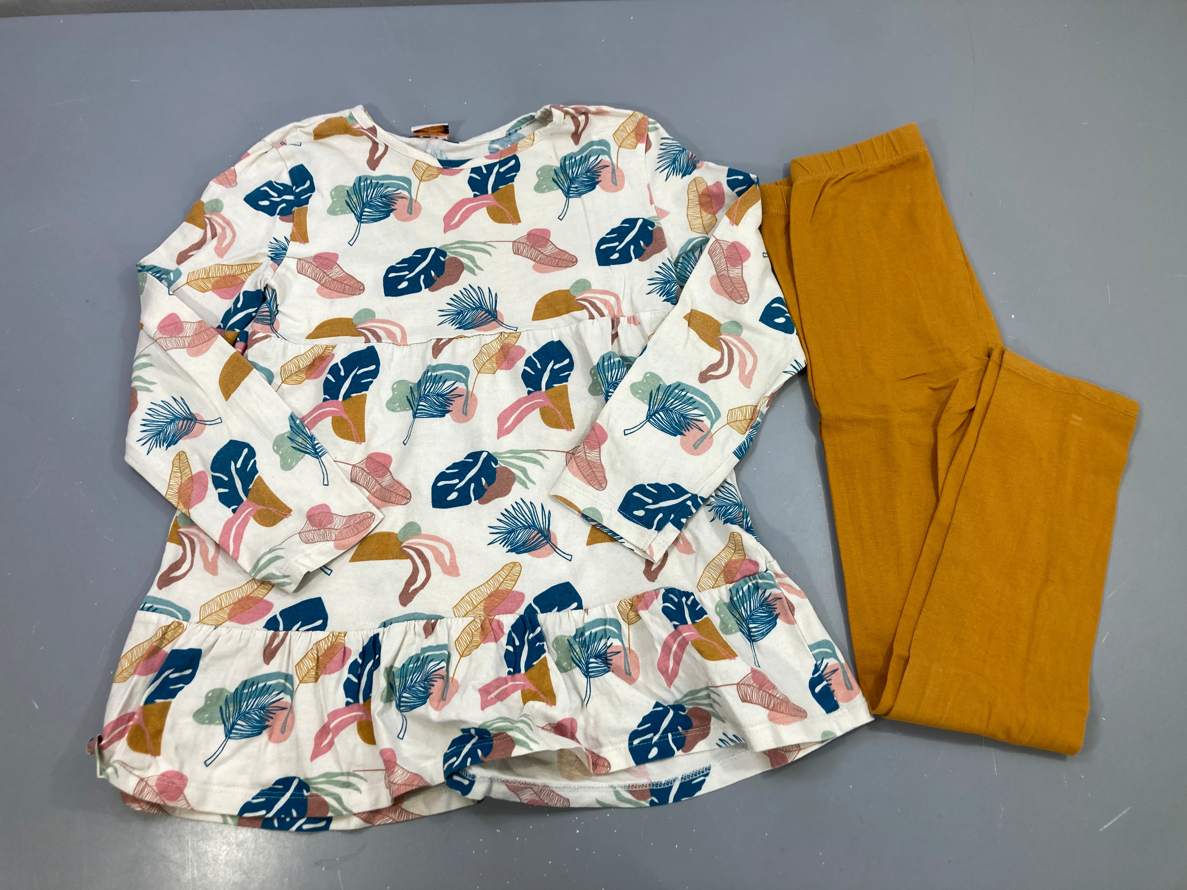 Robe de nuitm.l écru feuilles tropicales, legging moutarde