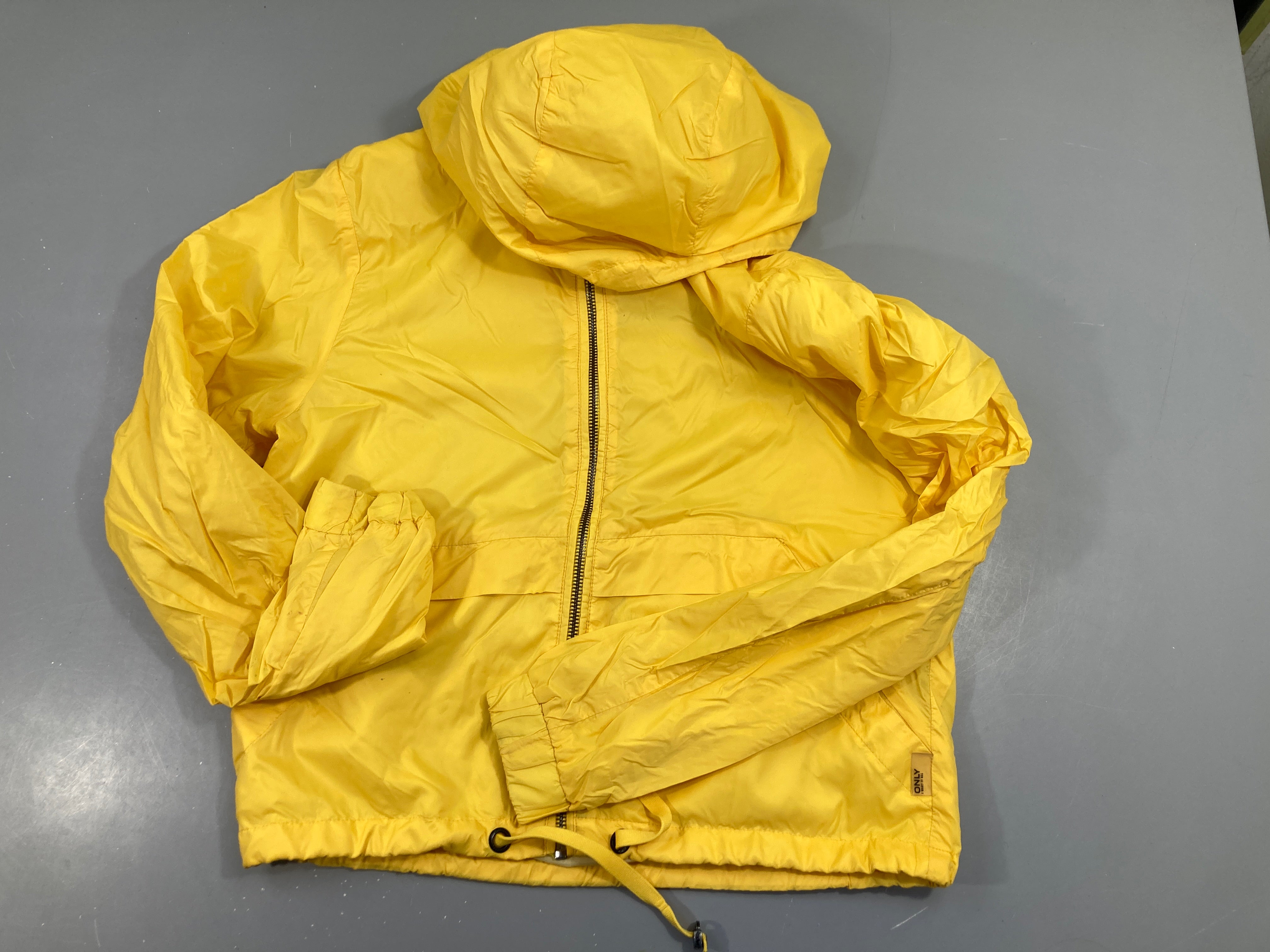 Etat neuf-Veste coupe-vent à capuche jaune