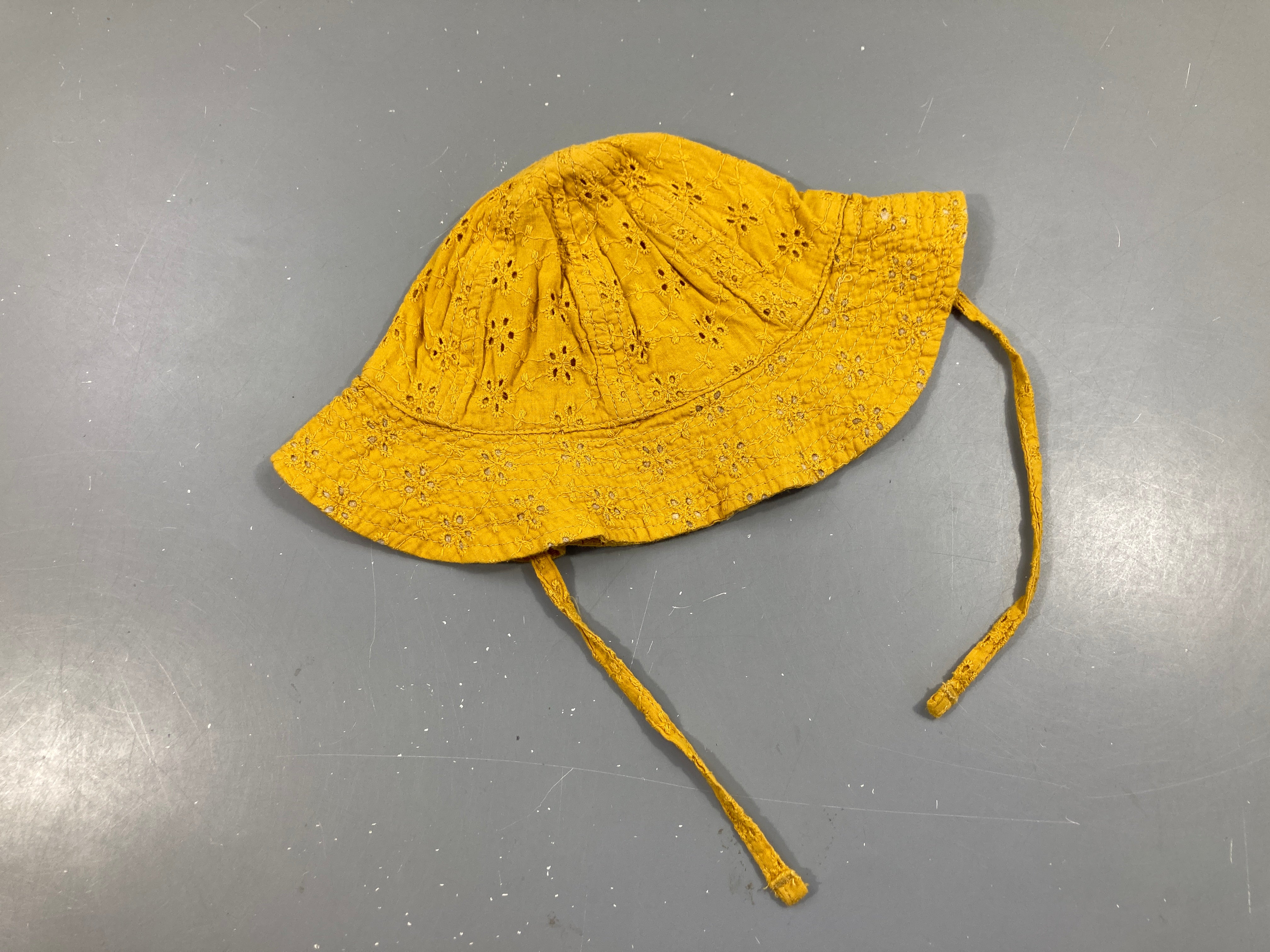 Chapeau jaune  en broderies anglaises, 9-18 mois