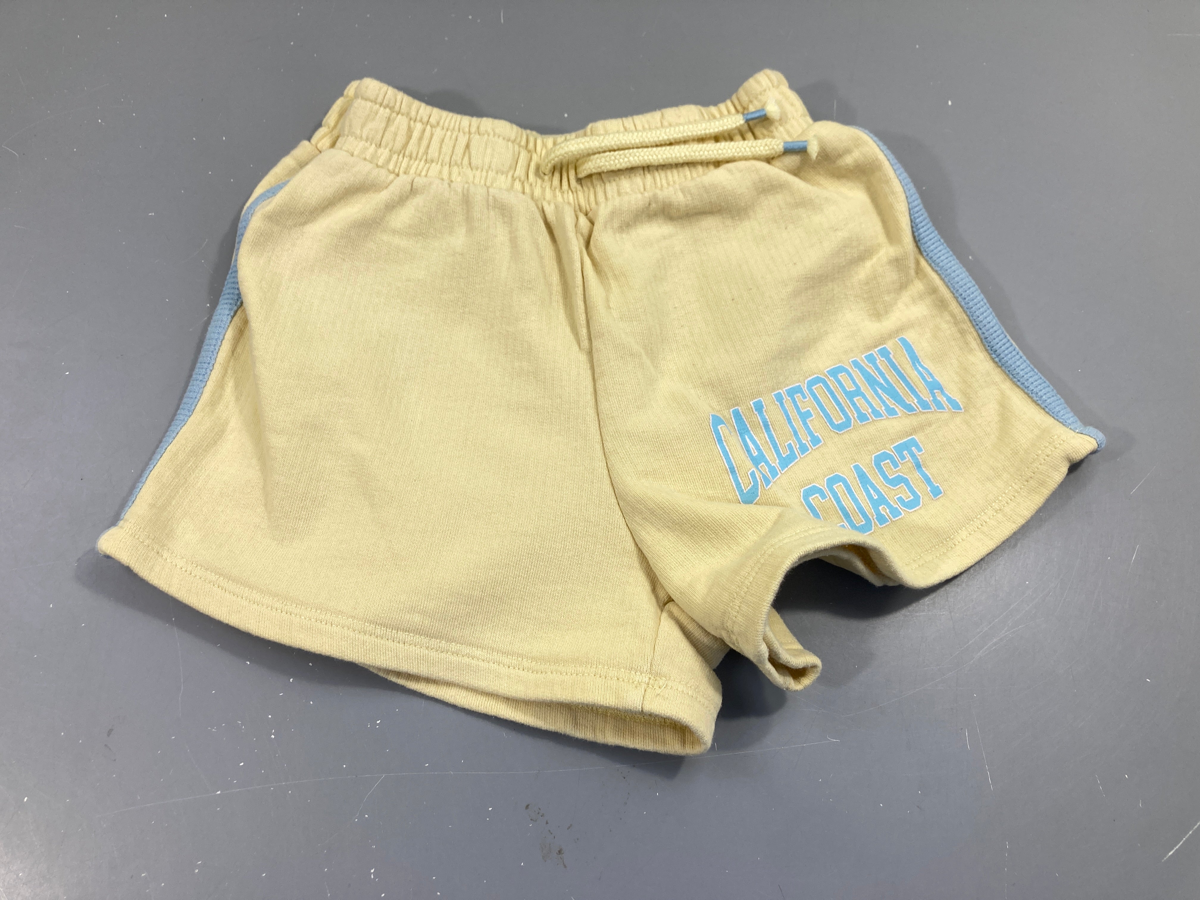 Short en molleton jaune et bleu clair, california