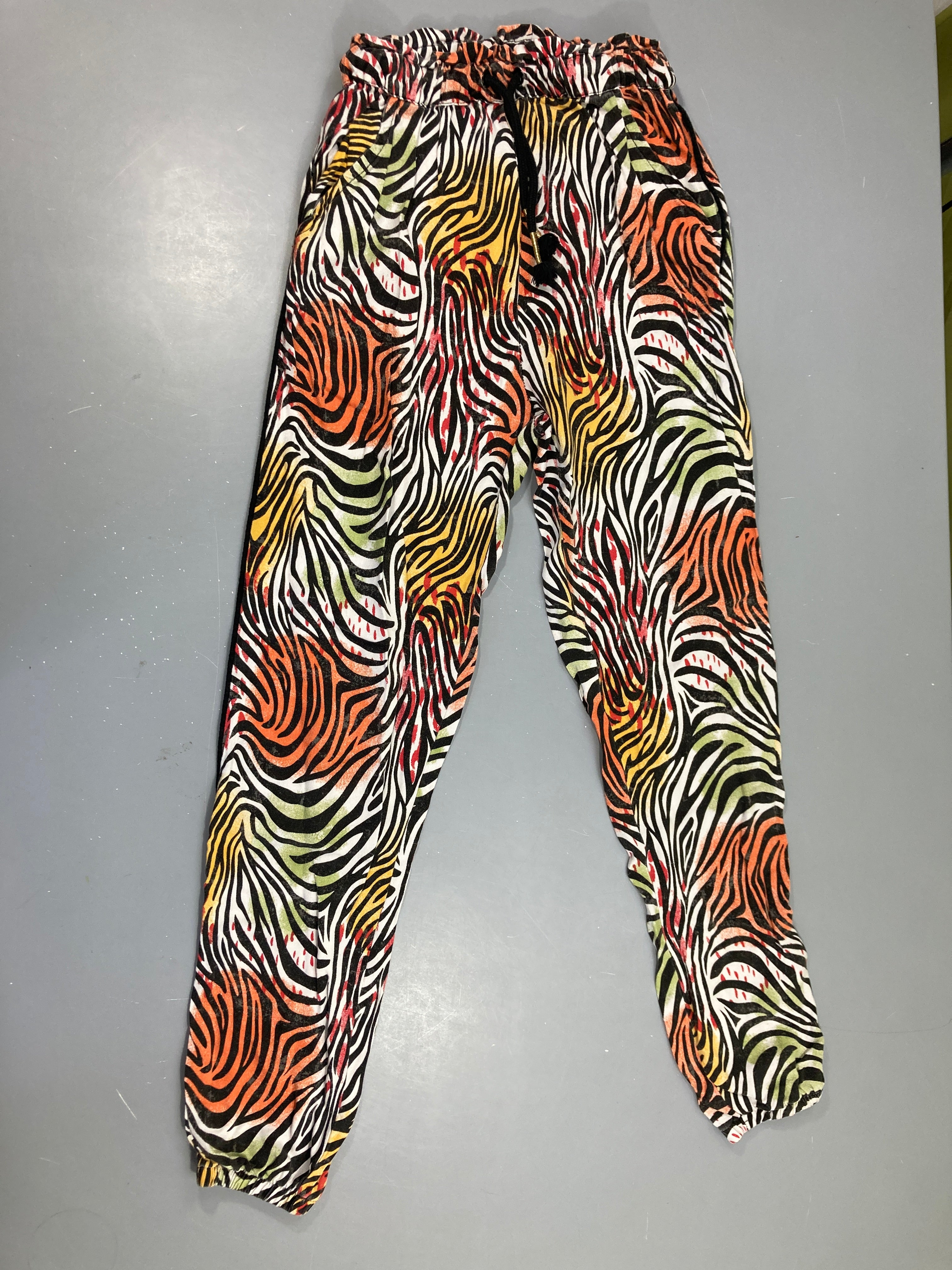 Pantalon fluide jersey noir tigré multicolore, un peu décoloré
